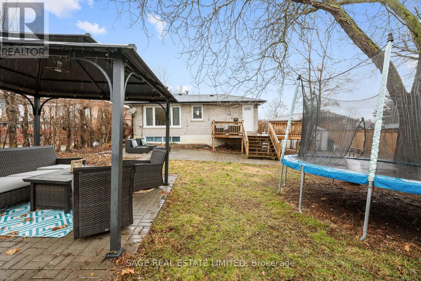45 Dashwood Crescent, Toronto, Ontario  M9V 2N9 - Photo 32 - W12478629
