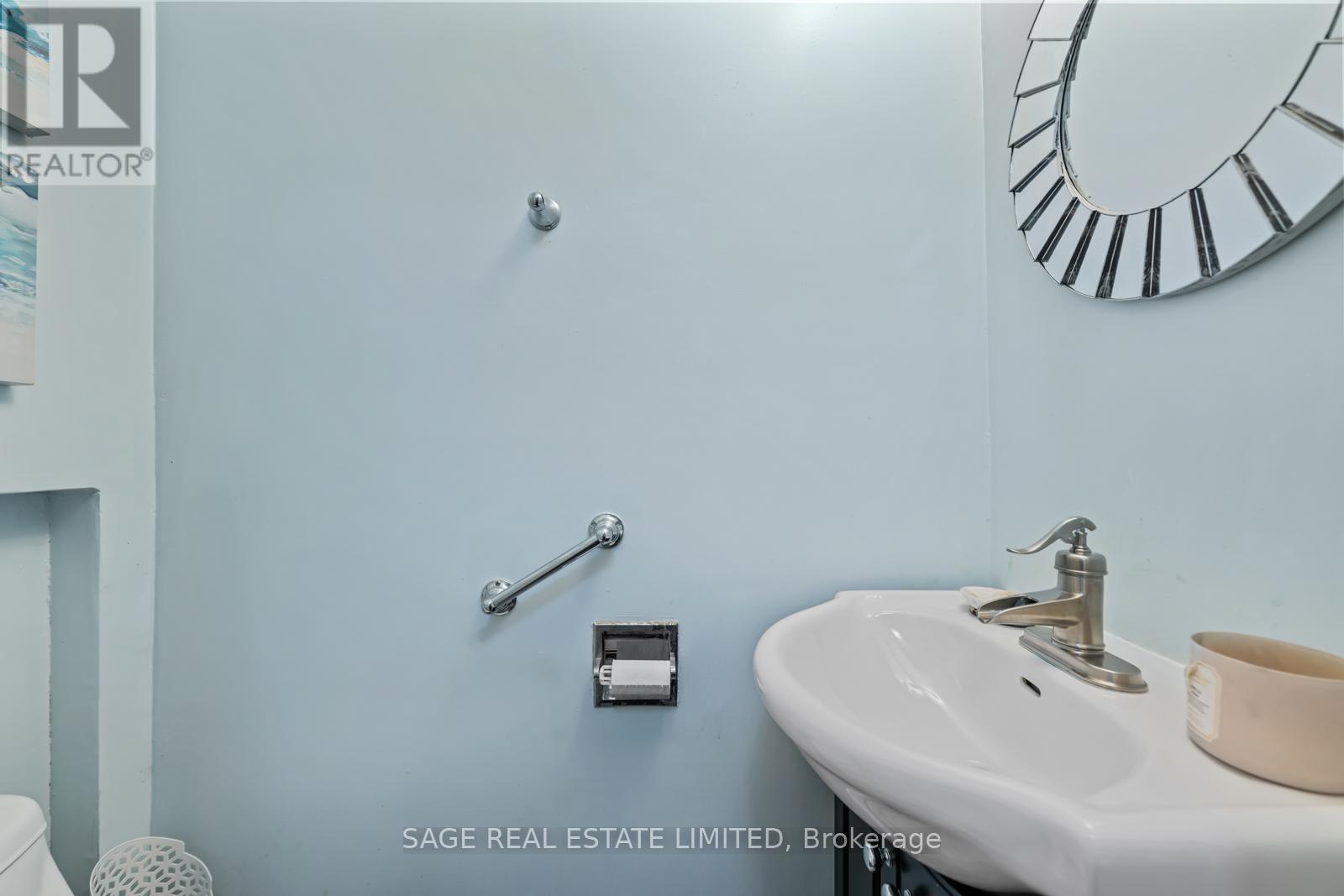 45 Dashwood Crescent, Toronto, Ontario  M9V 2N9 - Photo 4 - W12478629