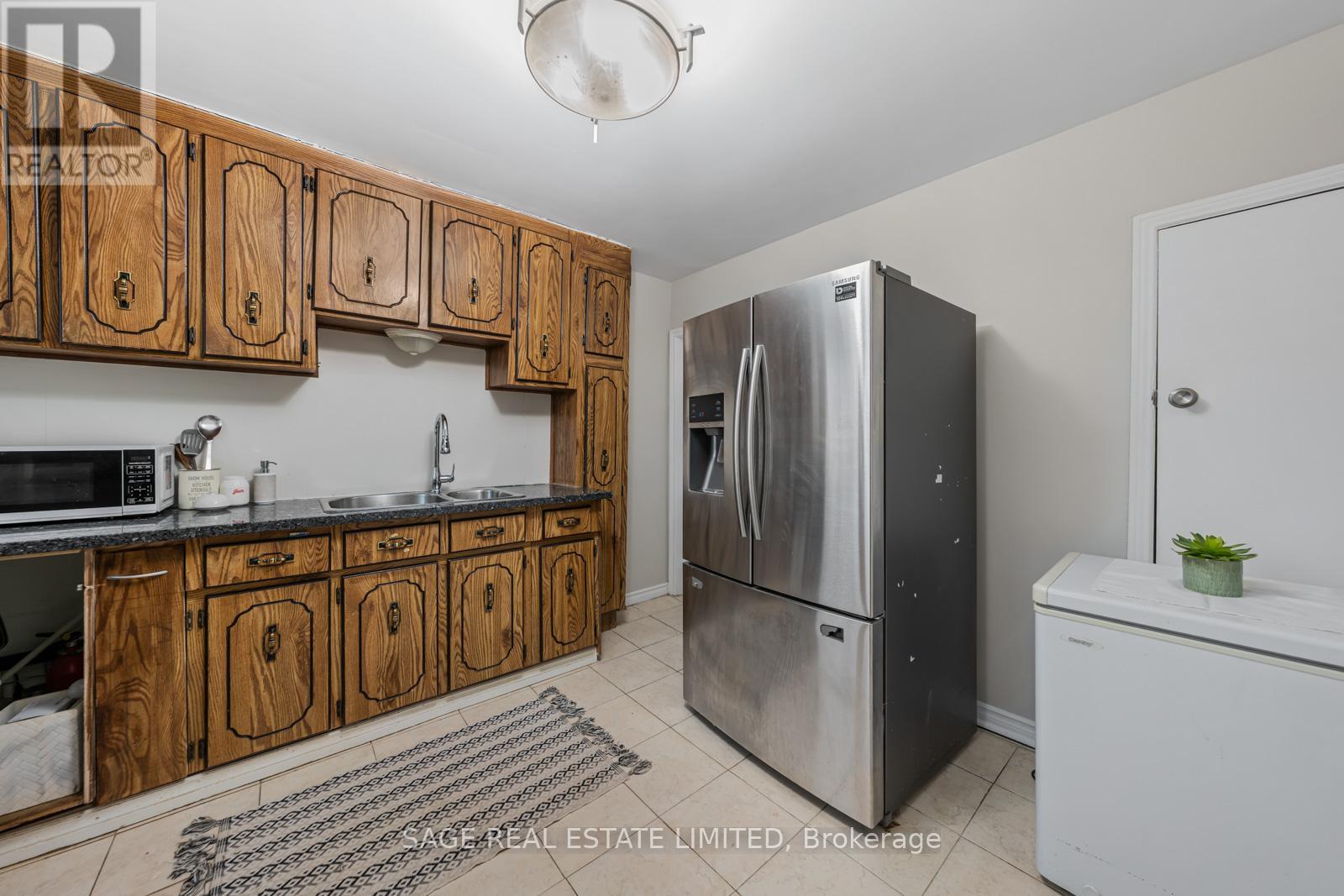 45 Dashwood Crescent, Toronto, Ontario  M9V 2N9 - Photo 19 - W12478629