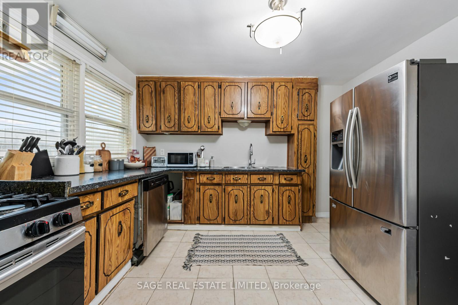 45 Dashwood Crescent, Toronto, Ontario  M9V 2N9 - Photo 15 - W12478629