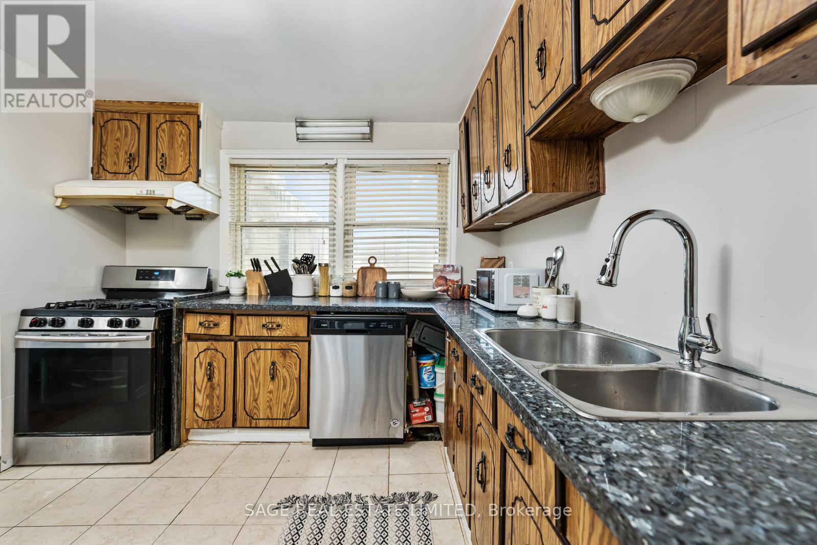 45 Dashwood Crescent, Toronto, Ontario  M9V 2N9 - Photo 17 - W12478629