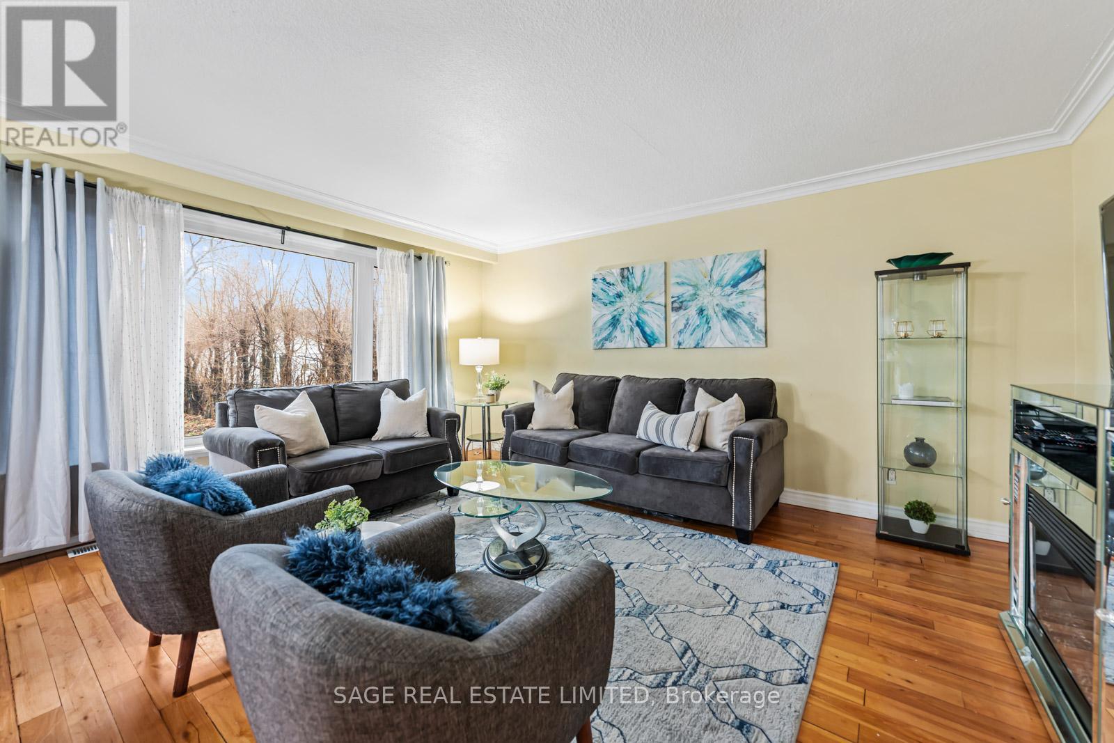 45 Dashwood Crescent, Toronto, Ontario  M9V 2N9 - Photo 8 - W12478629