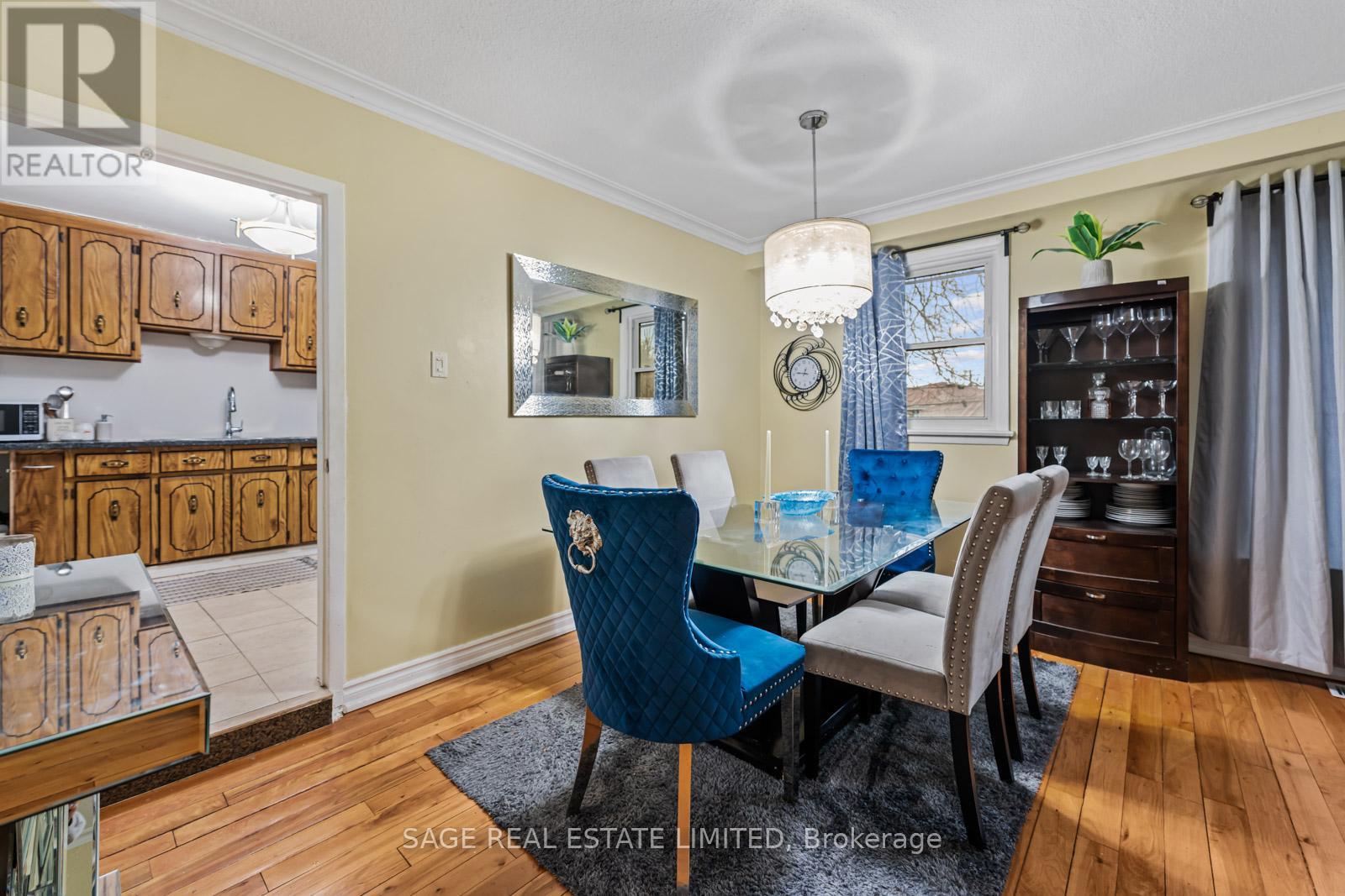 45 Dashwood Crescent, Toronto, Ontario  M9V 2N9 - Photo 7 - W12478629