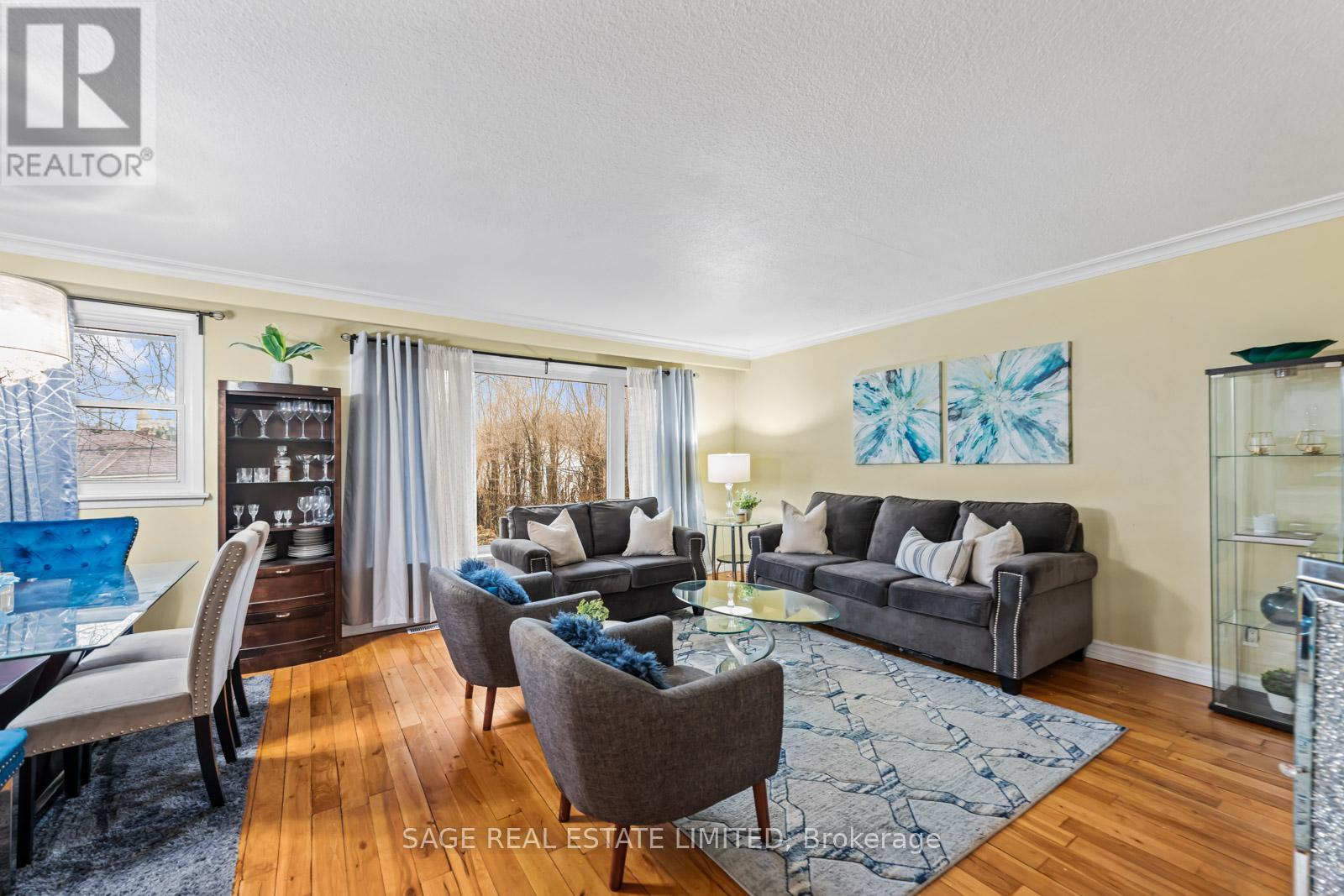 45 Dashwood Crescent, Toronto, Ontario  M9V 2N9 - Photo 5 - W12478629