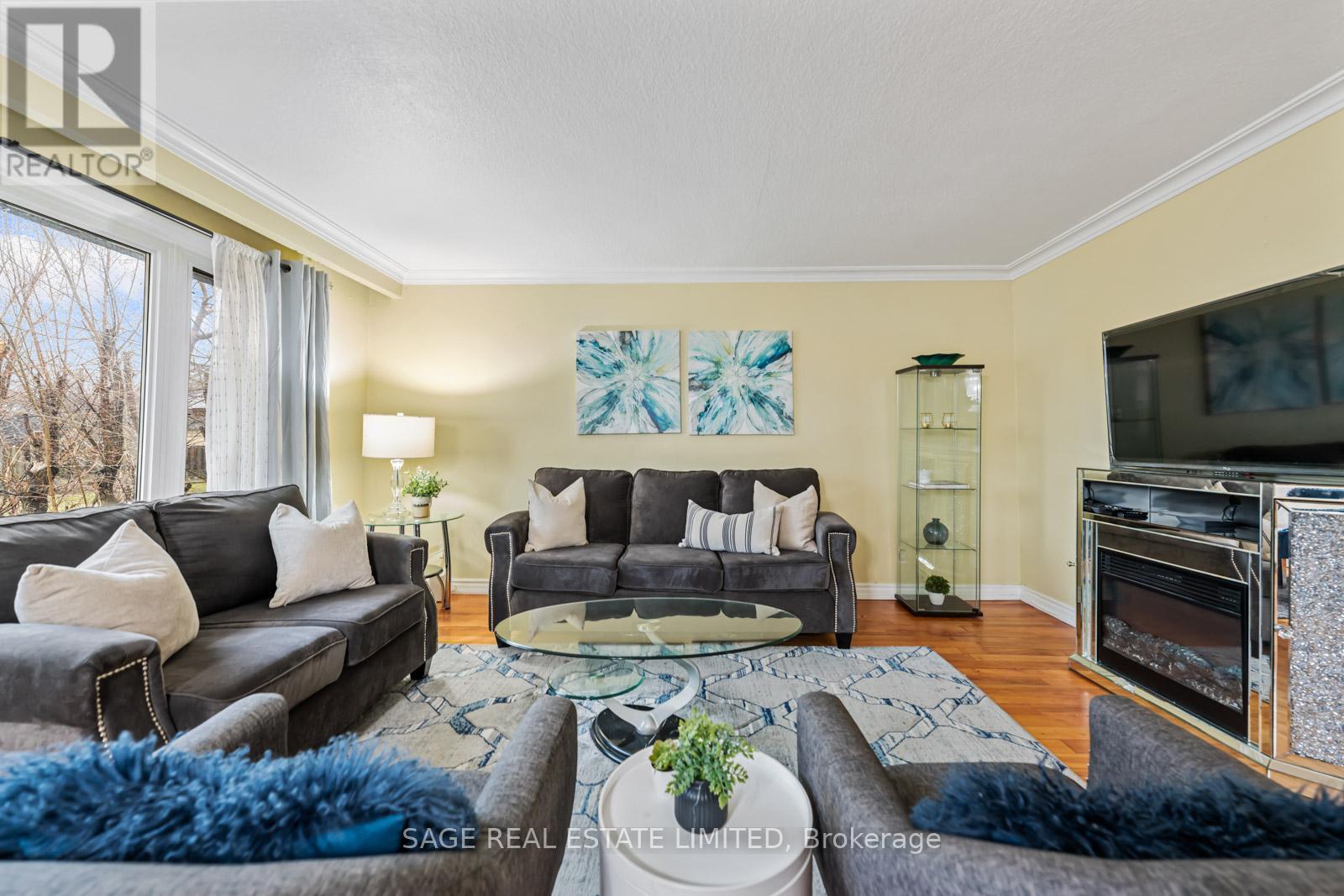 45 Dashwood Crescent, Toronto, Ontario  M9V 2N9 - Photo 9 - W12478629