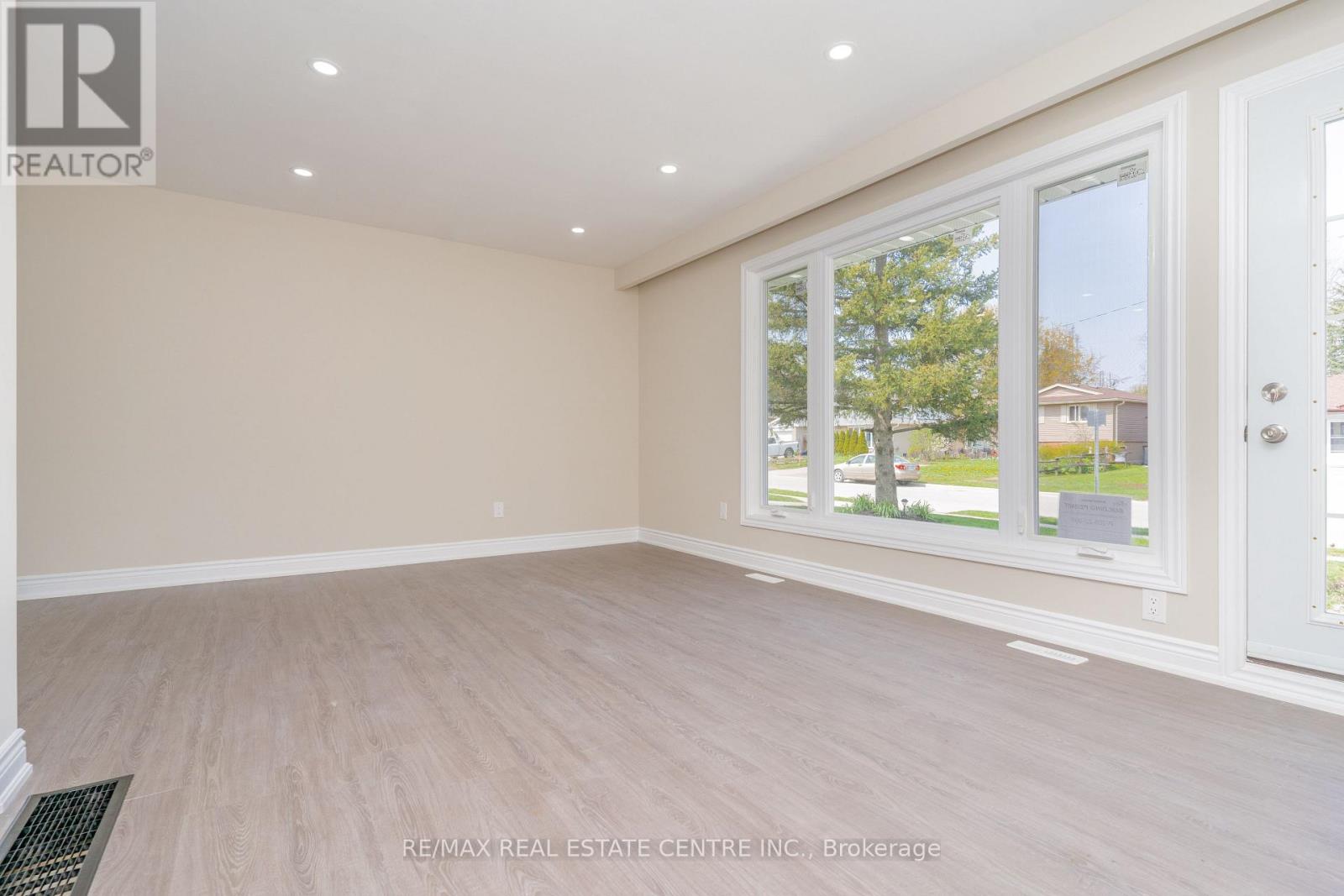 54 Princess Street, Orangeville, Ontario  L9W 1W3 - Photo 3 - W12479450