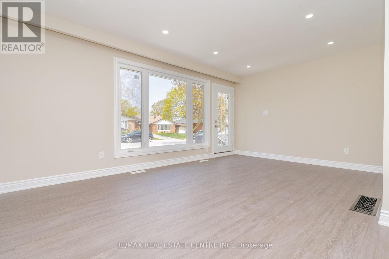 54 Princess Street, Orangeville, Ontario  L9W 1W3 - Photo 4 - W12479450