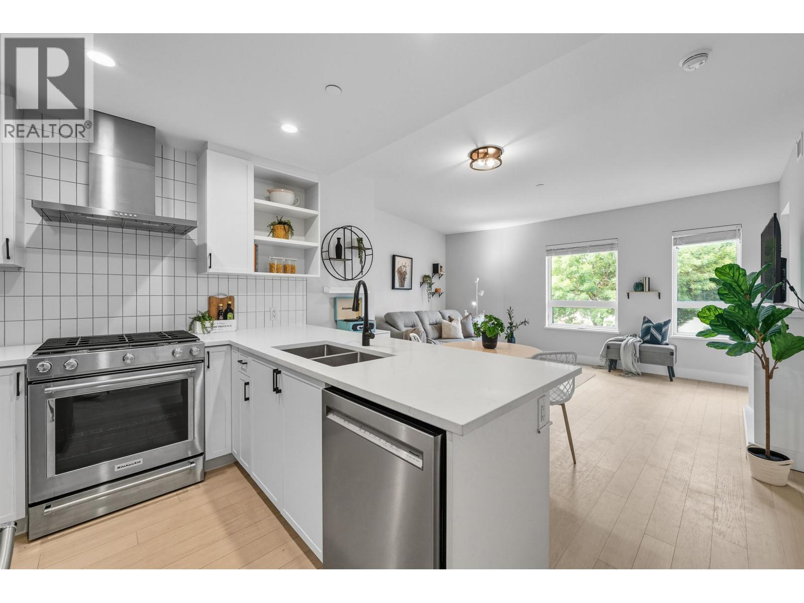 201 22226 Brown Avenue, Maple Ridge, British Columbia  V2X 4R2 - Photo 2 - R3061525