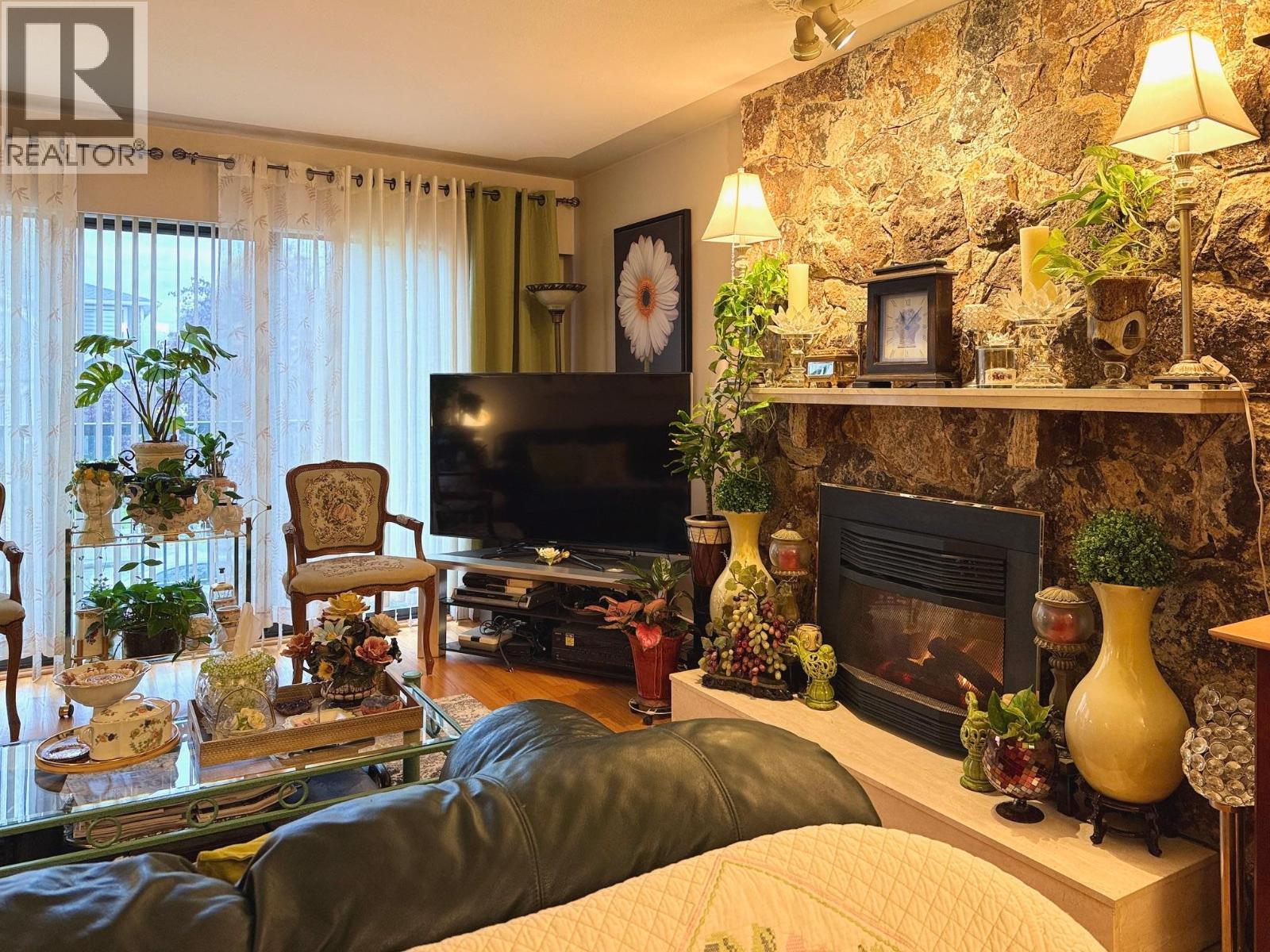 4116 Oxford Street, Burnaby, British Columbia  V5C 1C9 - Photo 2 - R3059867