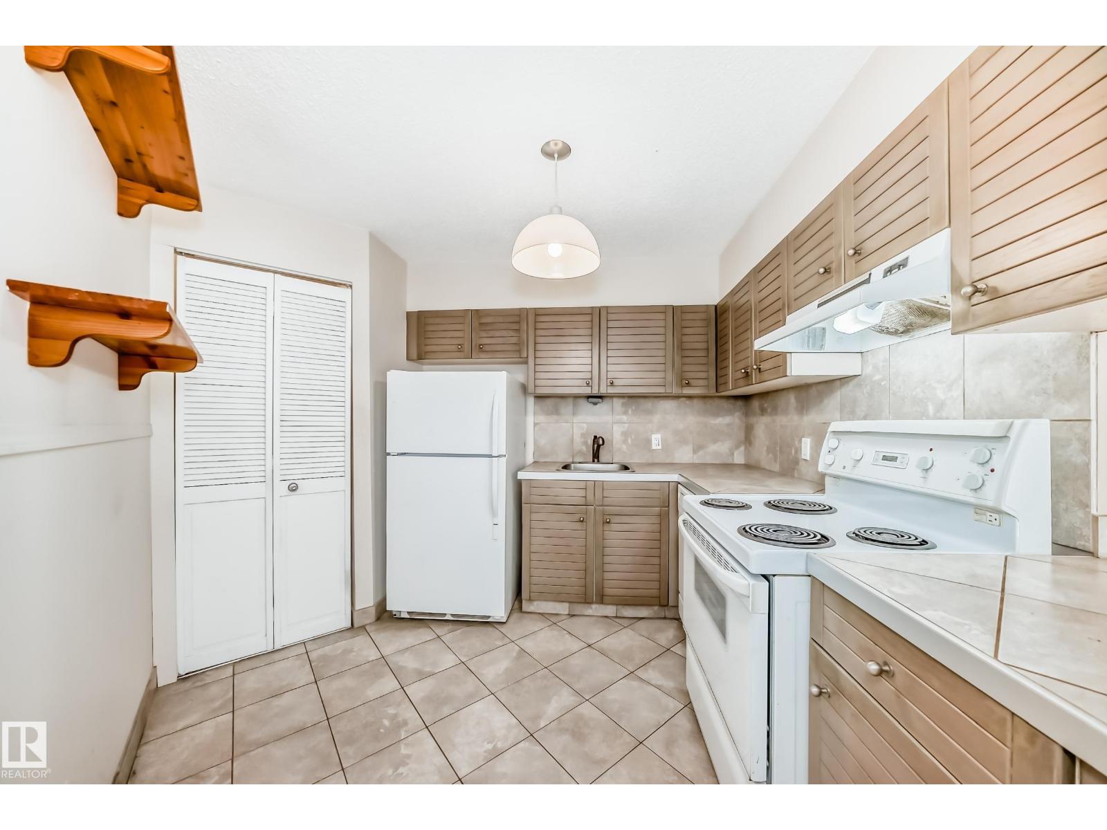 #208 10149 Saskatchewan Dr Nw, Edmonton, Alberta  T6E 6B6 - Photo 3 - E4463278