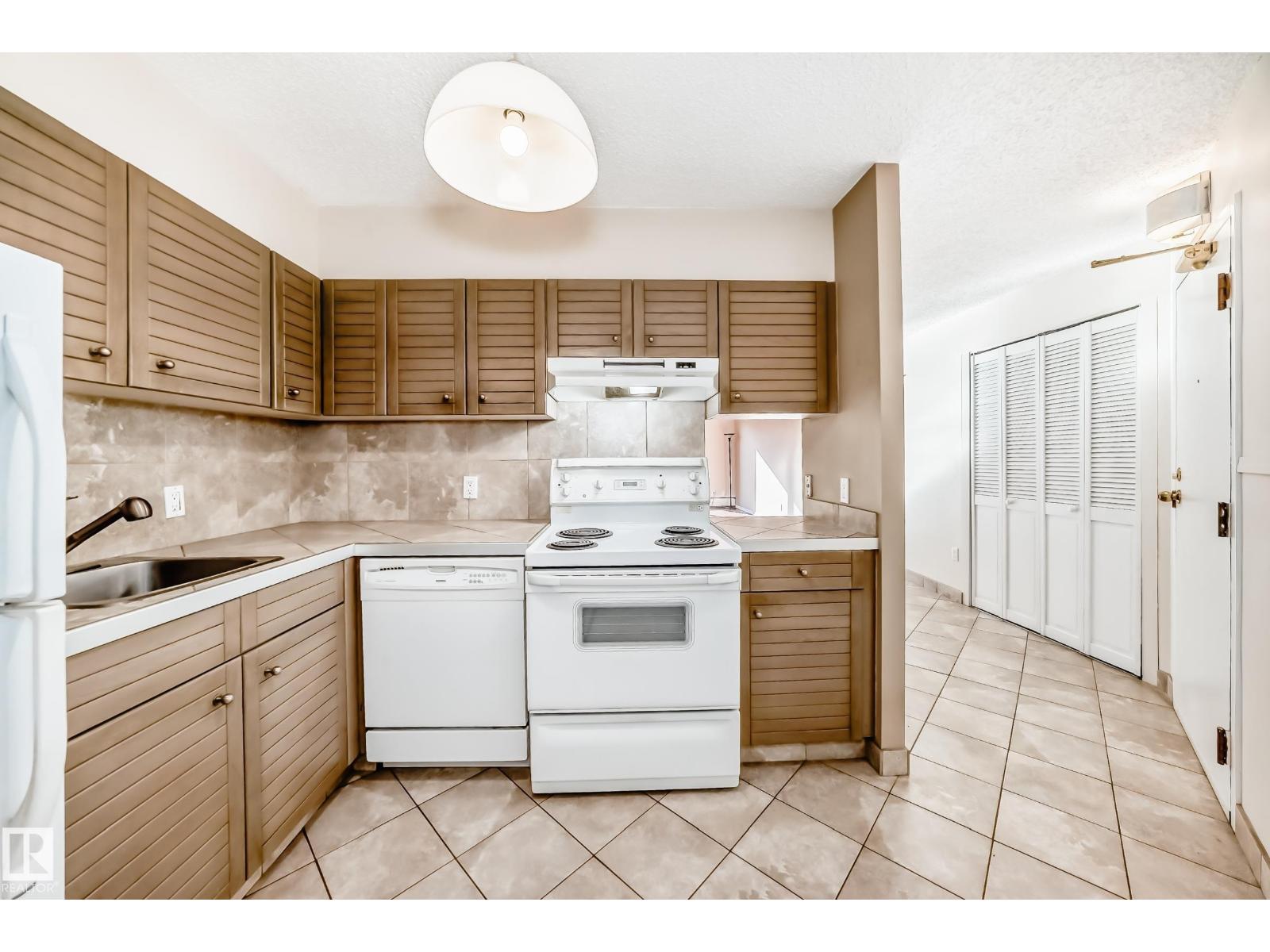 #208 10149 Saskatchewan Dr Nw, Edmonton, Alberta  T6E 6B6 - Photo 4 - E4463278