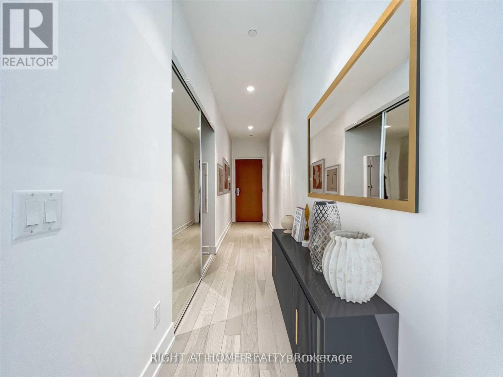 522&622 - 7 Grenville Street, Toronto, Ontario  M4Y 1A1 - Photo 2 - C12479498