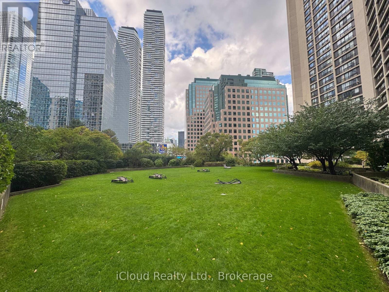2423 - 33 Harbour Square, Toronto, Ontario  M5J 2G2 - Photo 30 - C12479352