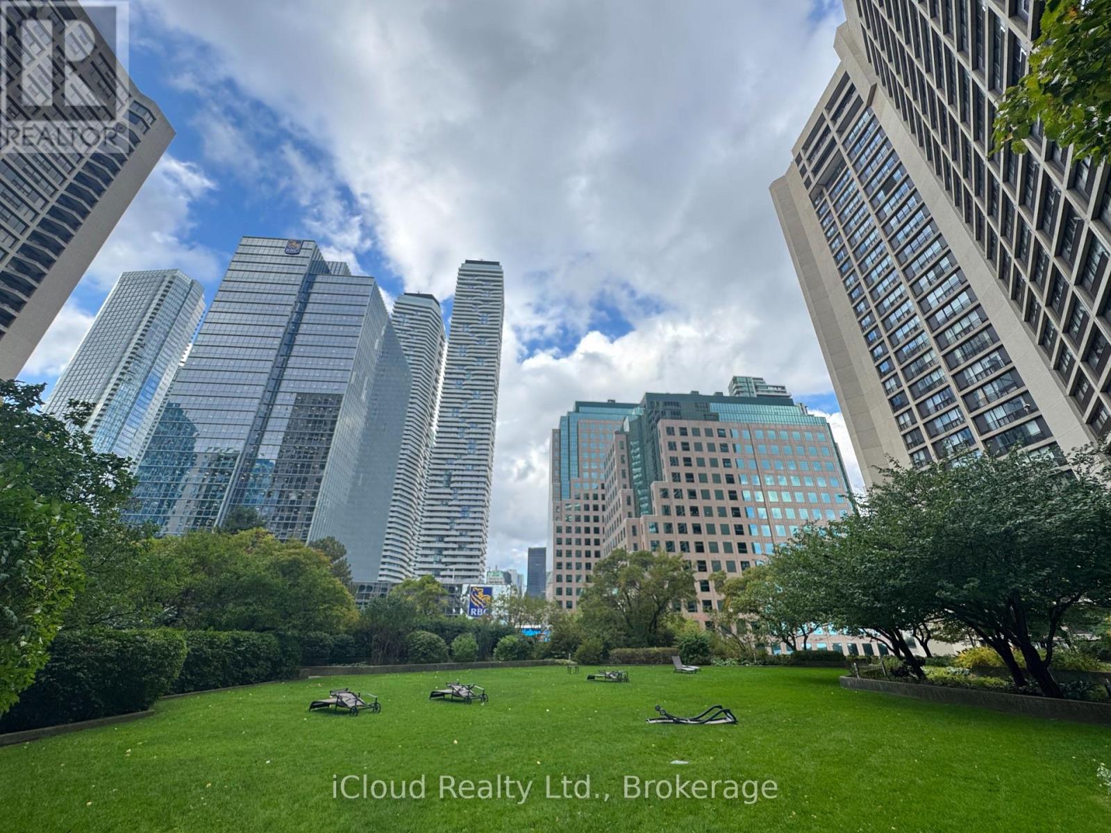 2423 - 33 Harbour Square, Toronto, Ontario  M5J 2G2 - Photo 29 - C12479352