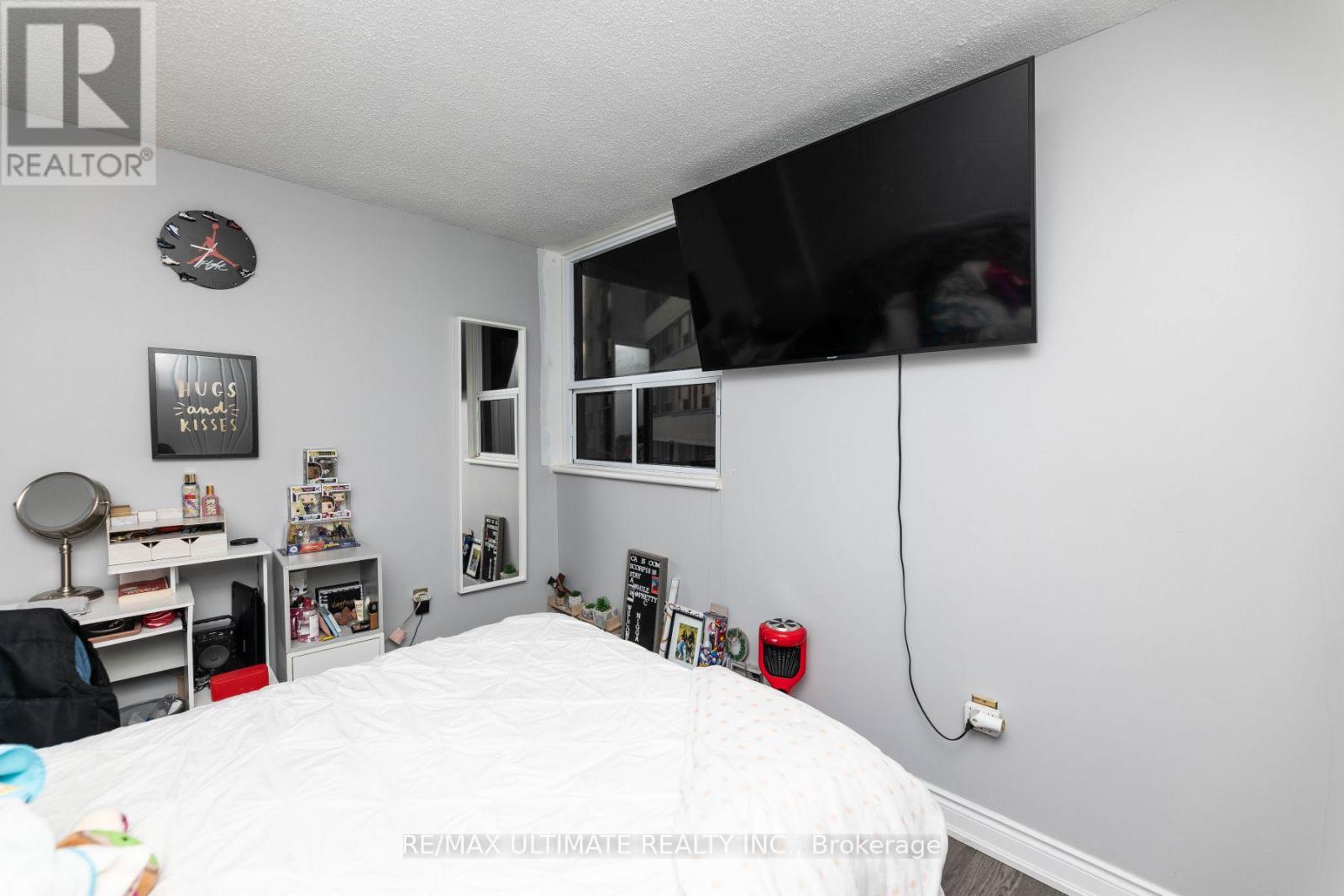 1007 - 530 Lolita Garden, Mississauga, Ontario  L5A 3T2 - Photo 11 - W12479506