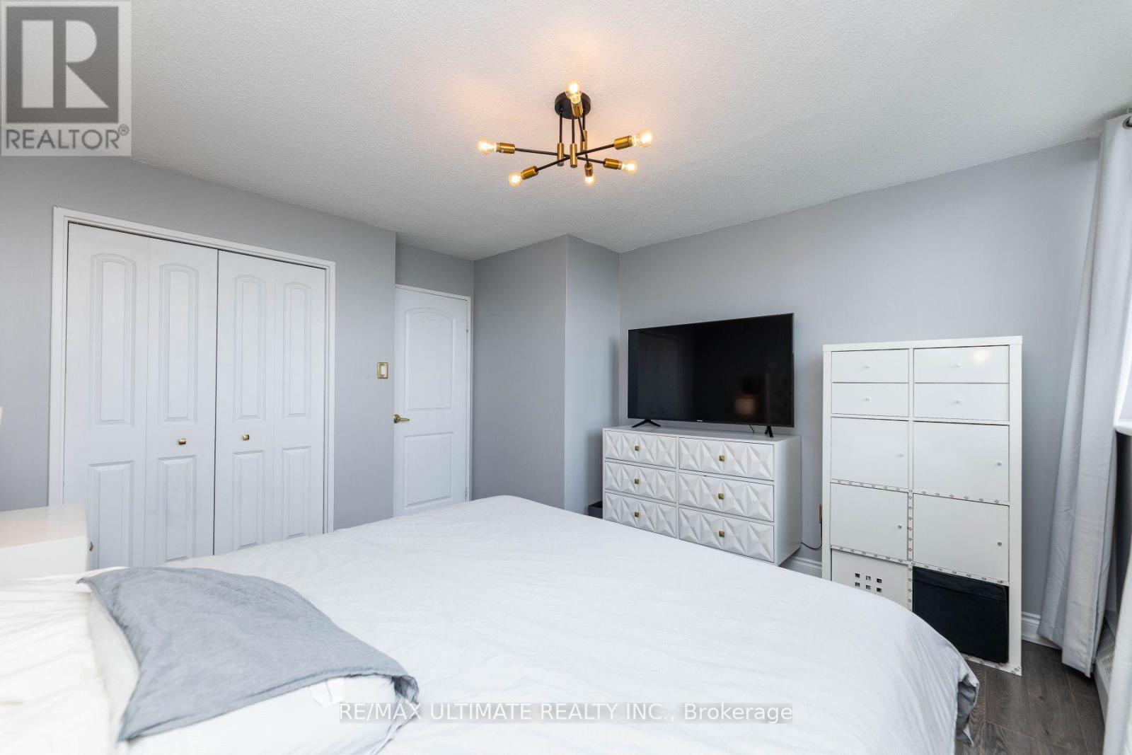 1007 - 530 Lolita Garden, Mississauga, Ontario  L5A 3T2 - Photo 16 - W12479506