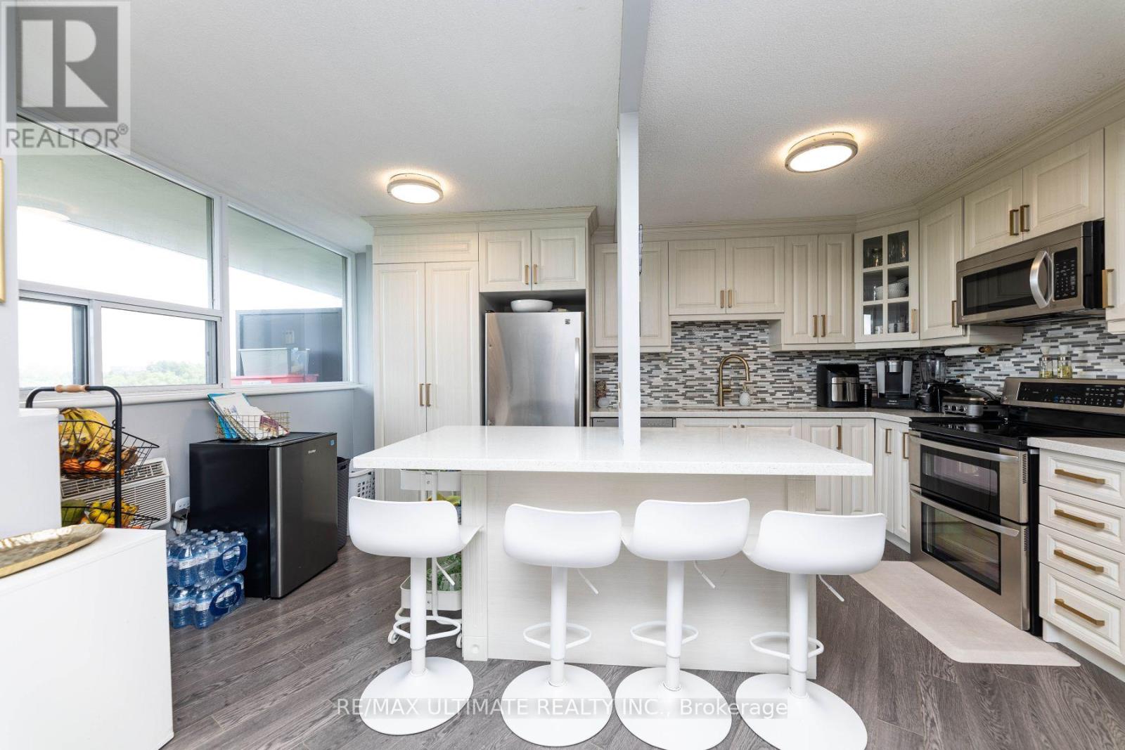 1007 - 530 Lolita Garden, Mississauga, Ontario  L5A 3T2 - Photo 9 - W12479506