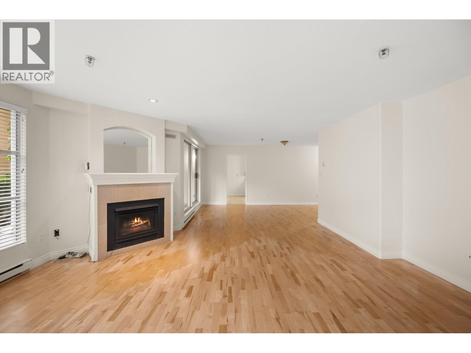 105 5 Renaissance Square, New Westminster, British Columbia  V3M 6K5 - Photo 8 - R3061350
