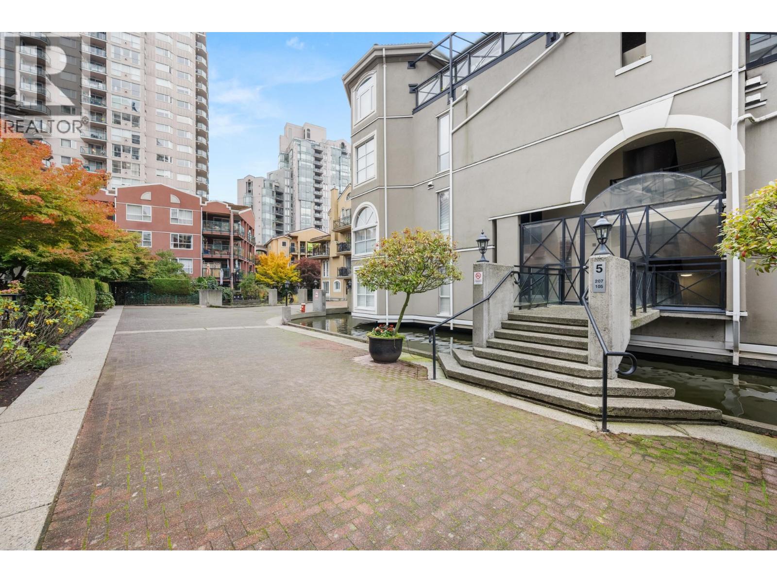 105 5 RENAISSANCE SQUARE, New Westminster, British Columbia