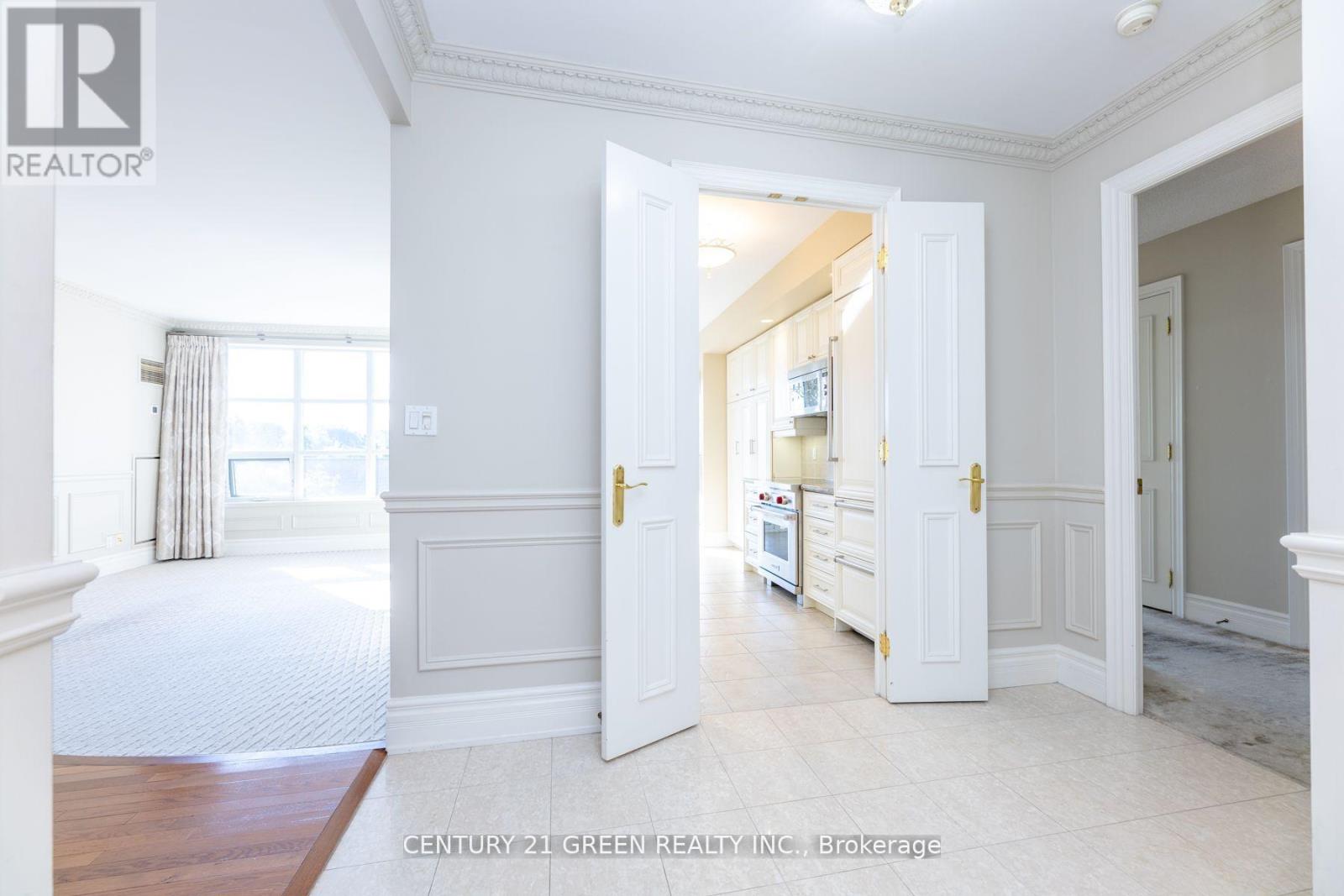 402 - 10 Old York Mills Road, Toronto, Ontario  M2P 2G9 - Photo 16 - C12479520