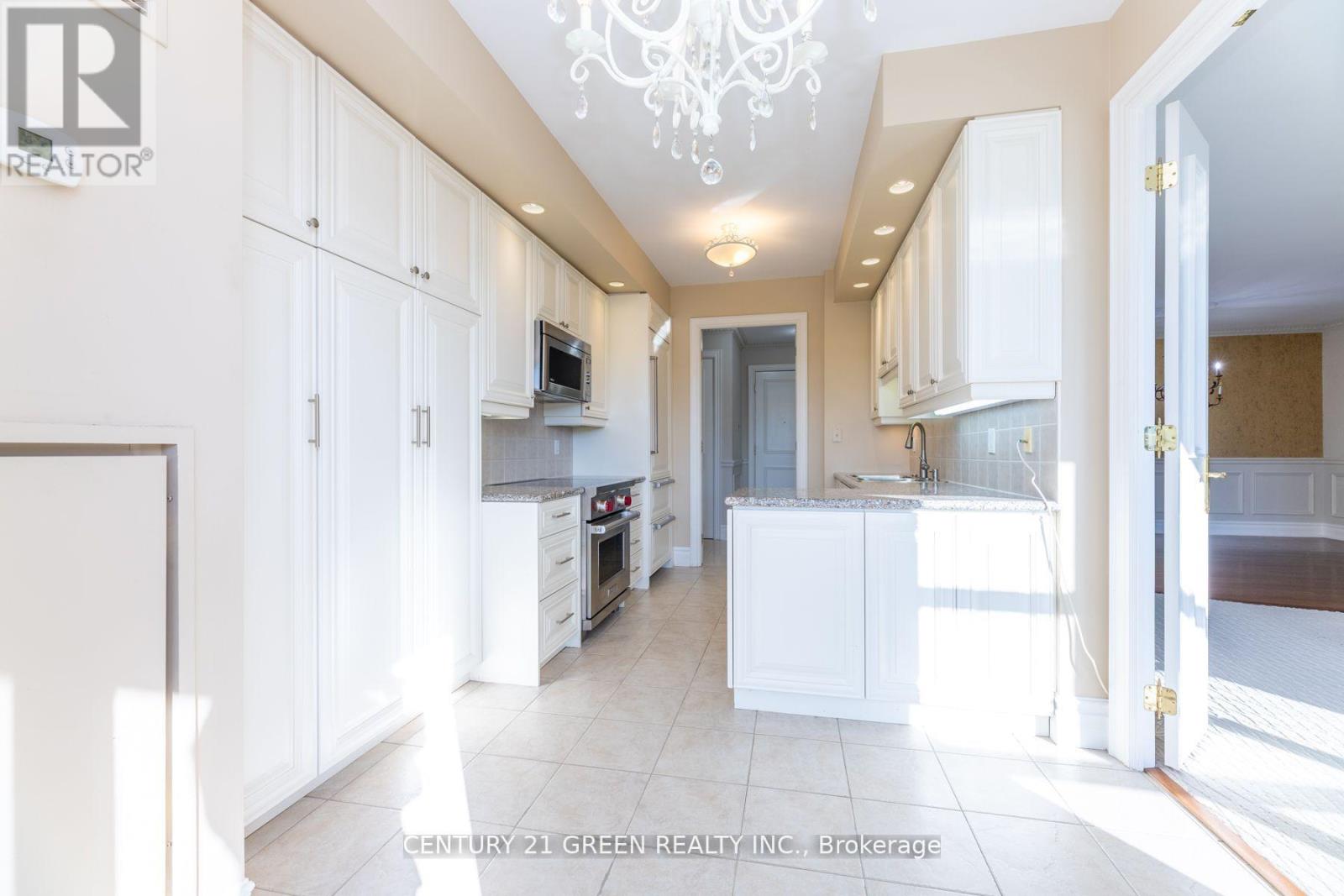 402 - 10 Old York Mills Road, Toronto, Ontario  M2P 2G9 - Photo 18 - C12479520