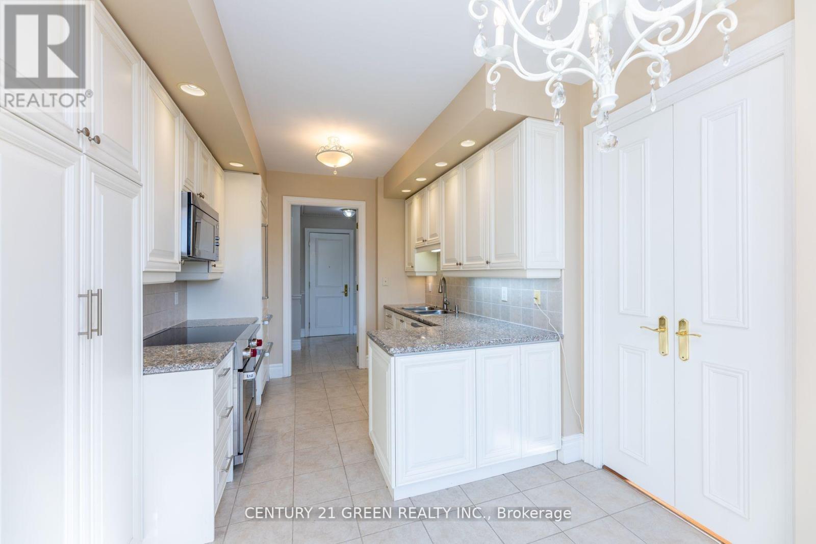 402 - 10 Old York Mills Road, Toronto, Ontario  M2P 2G9 - Photo 19 - C12479520
