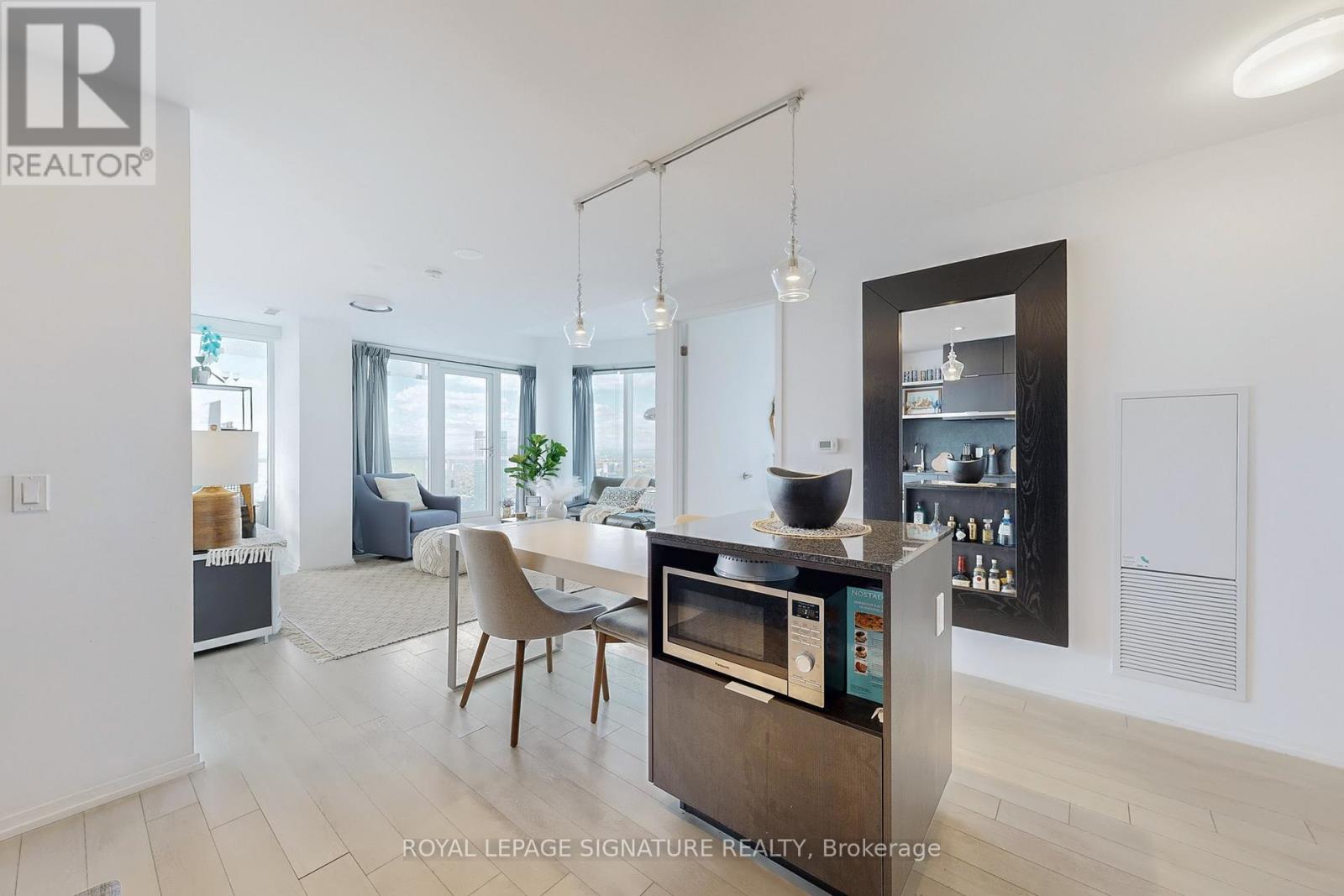 5811 - 197 Yonge Street, Toronto, Ontario  M5B 0C1 - Photo 2 - C12479532
