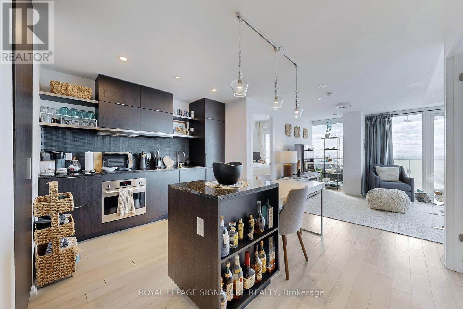 5811 - 197 Yonge Street, Toronto, Ontario  M5B 0C1 - Photo 3 - C12479532