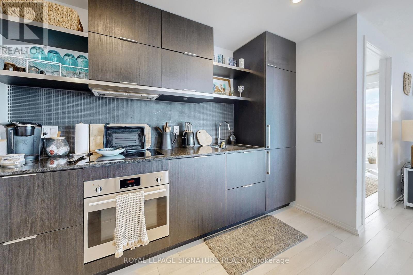 5811 - 197 Yonge Street, Toronto, Ontario  M5B 0C1 - Photo 4 - C12479532