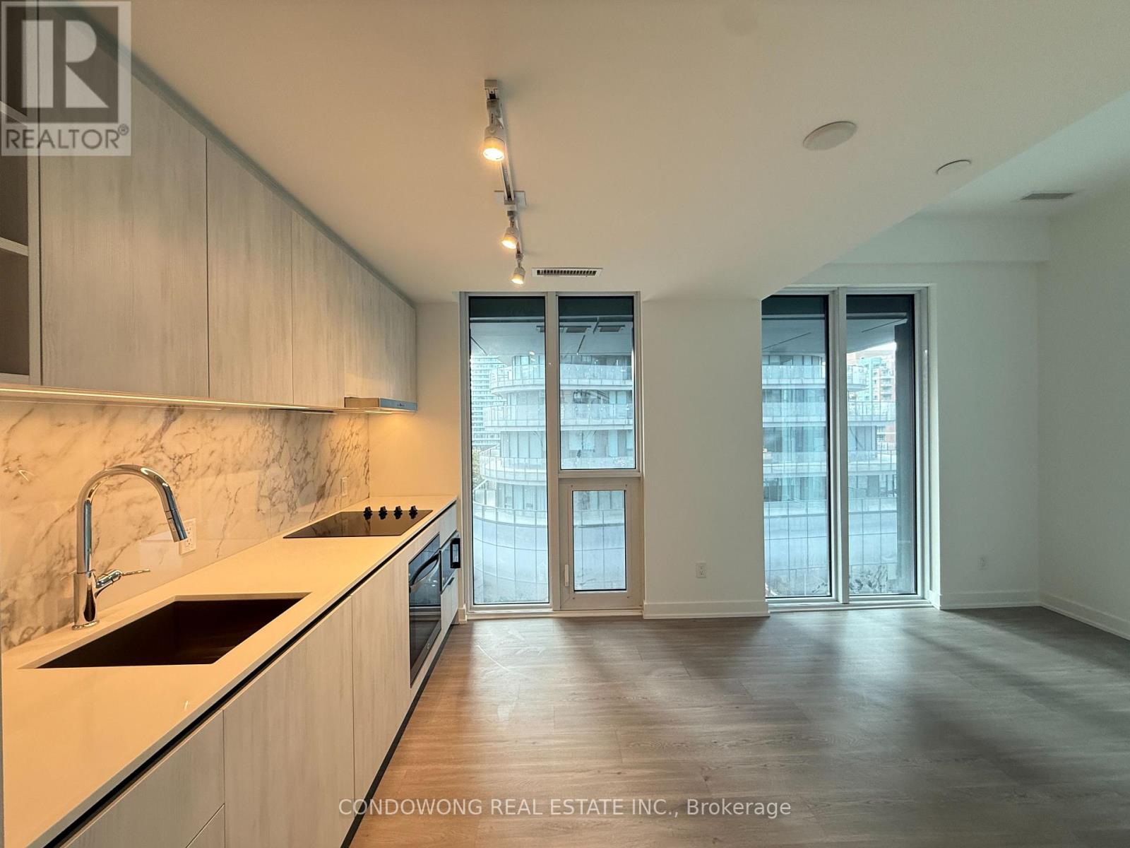 809 - 8 WELLESLEY STREET W, Toronto, Ontario