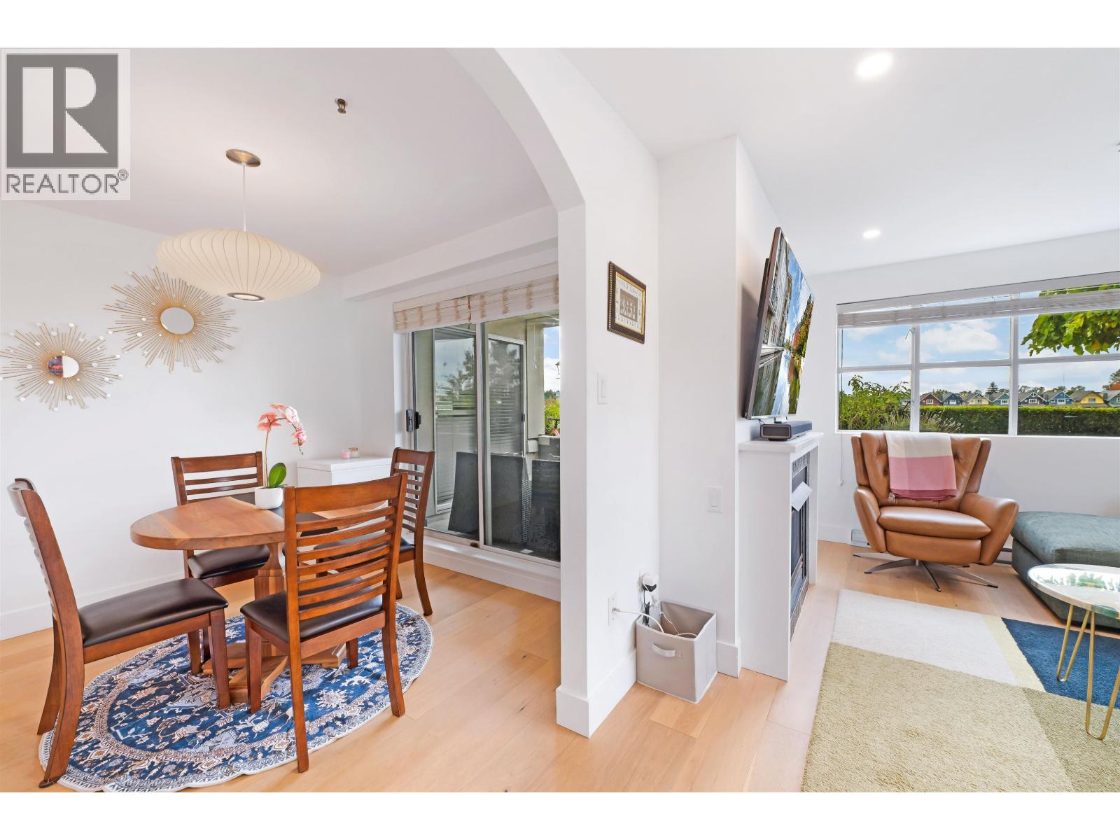 105 2 Renaissance Square, New Westminster, British Columbia  V3M 6K3 - Photo 6 - R3061481