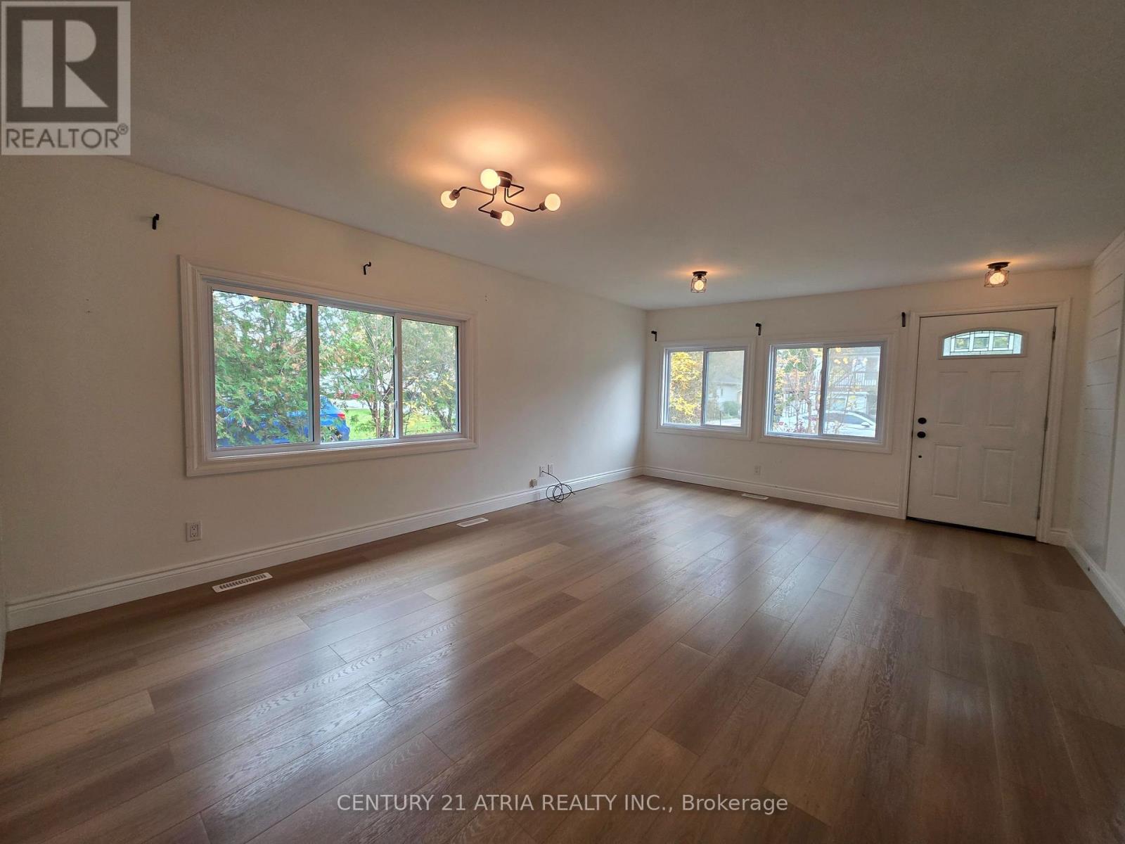 257 Pine Beach Drive, Georgina, Ontario  L4P 2V7 - Photo 2 - N12479541