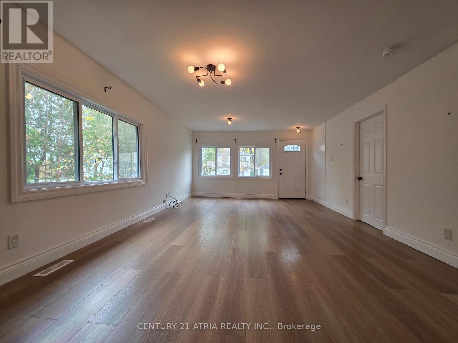 257 Pine Beach Drive, Georgina, Ontario  L4P 2V7 - Photo 3 - N12479541