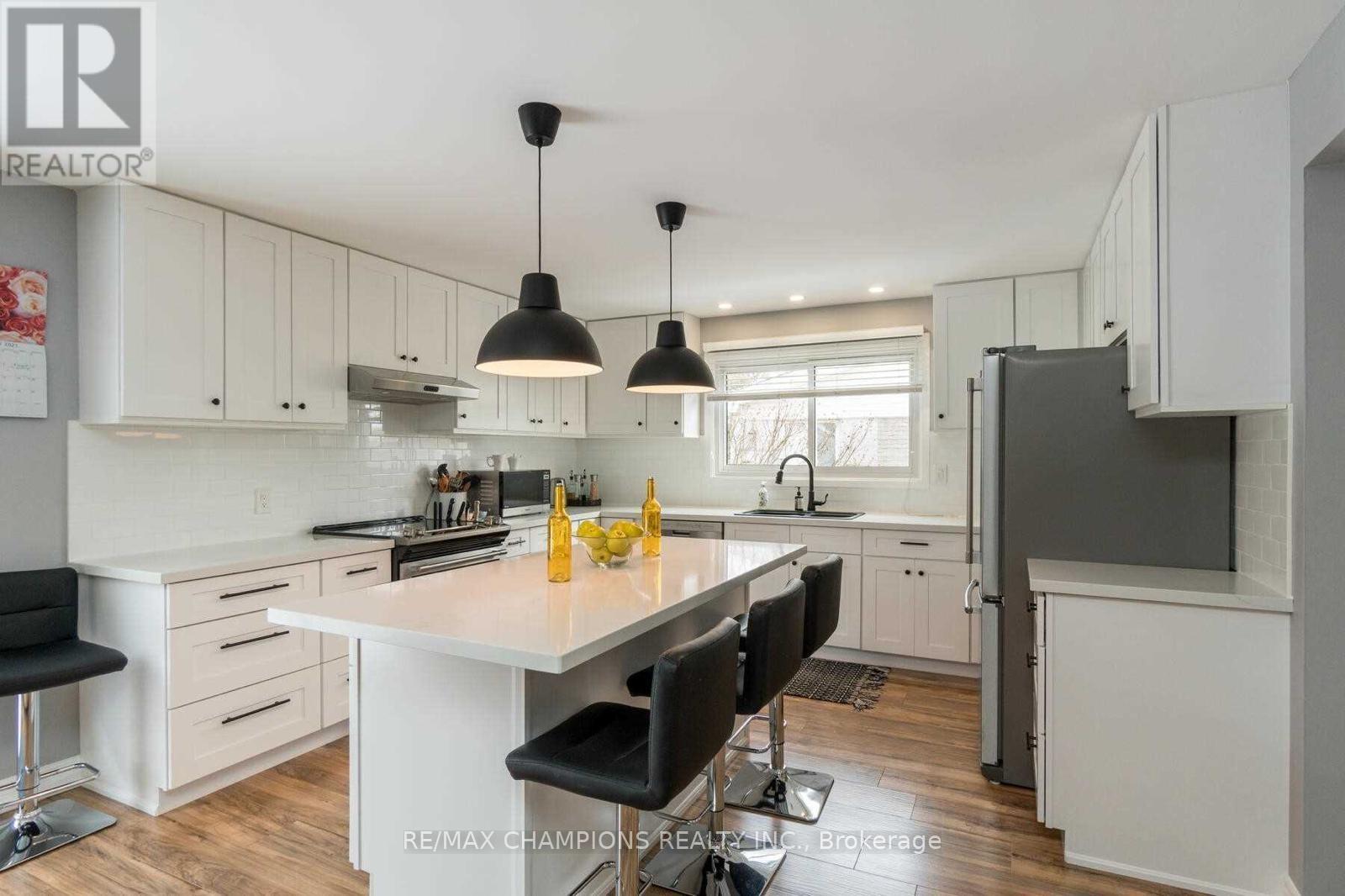 9 Mackay Street S, Brampton, Ontario  L6S 3P8 - Photo 3 - W12479562