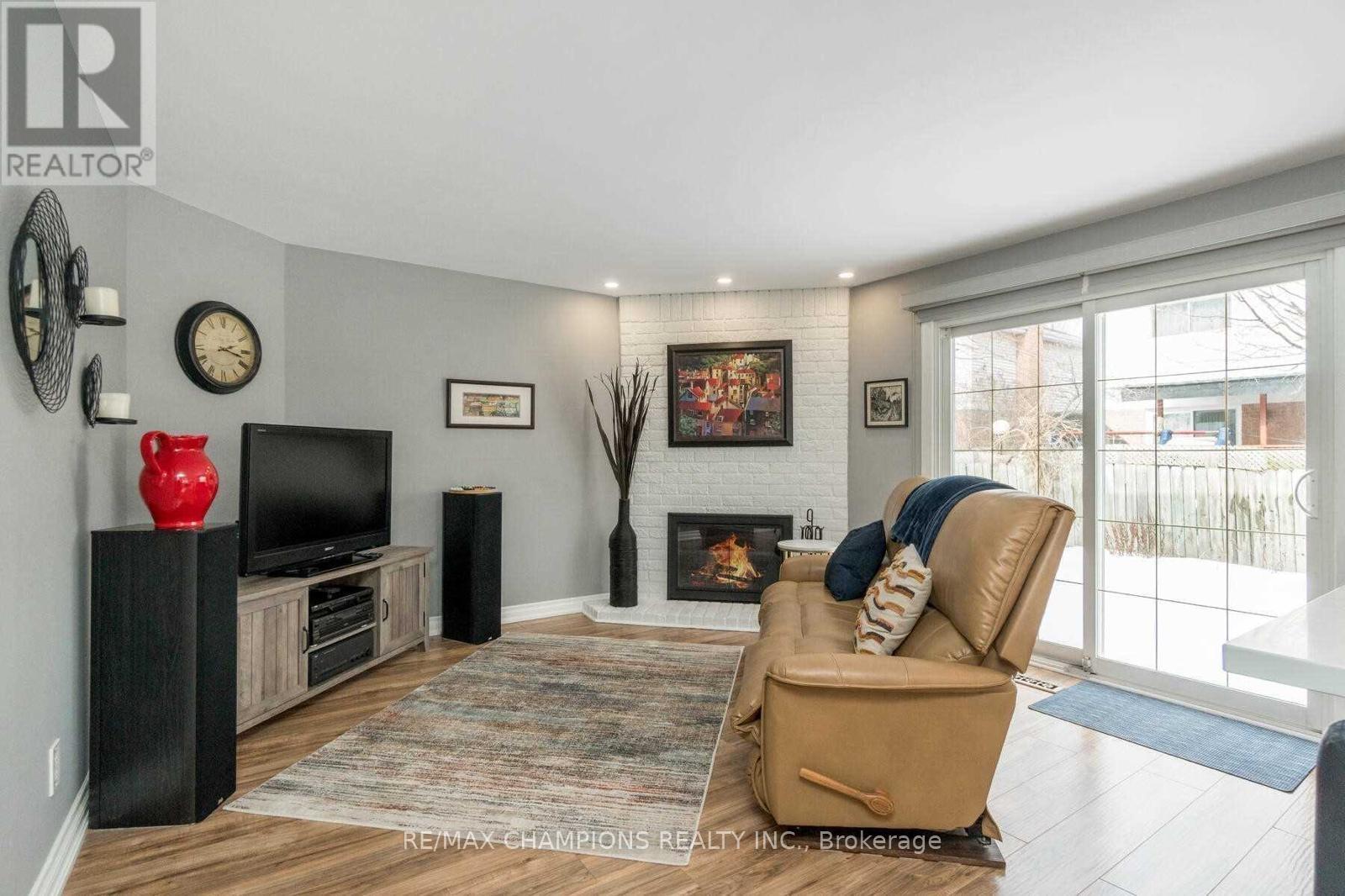 9 Mackay Street S, Brampton, Ontario  L6S 3P8 - Photo 4 - W12479562