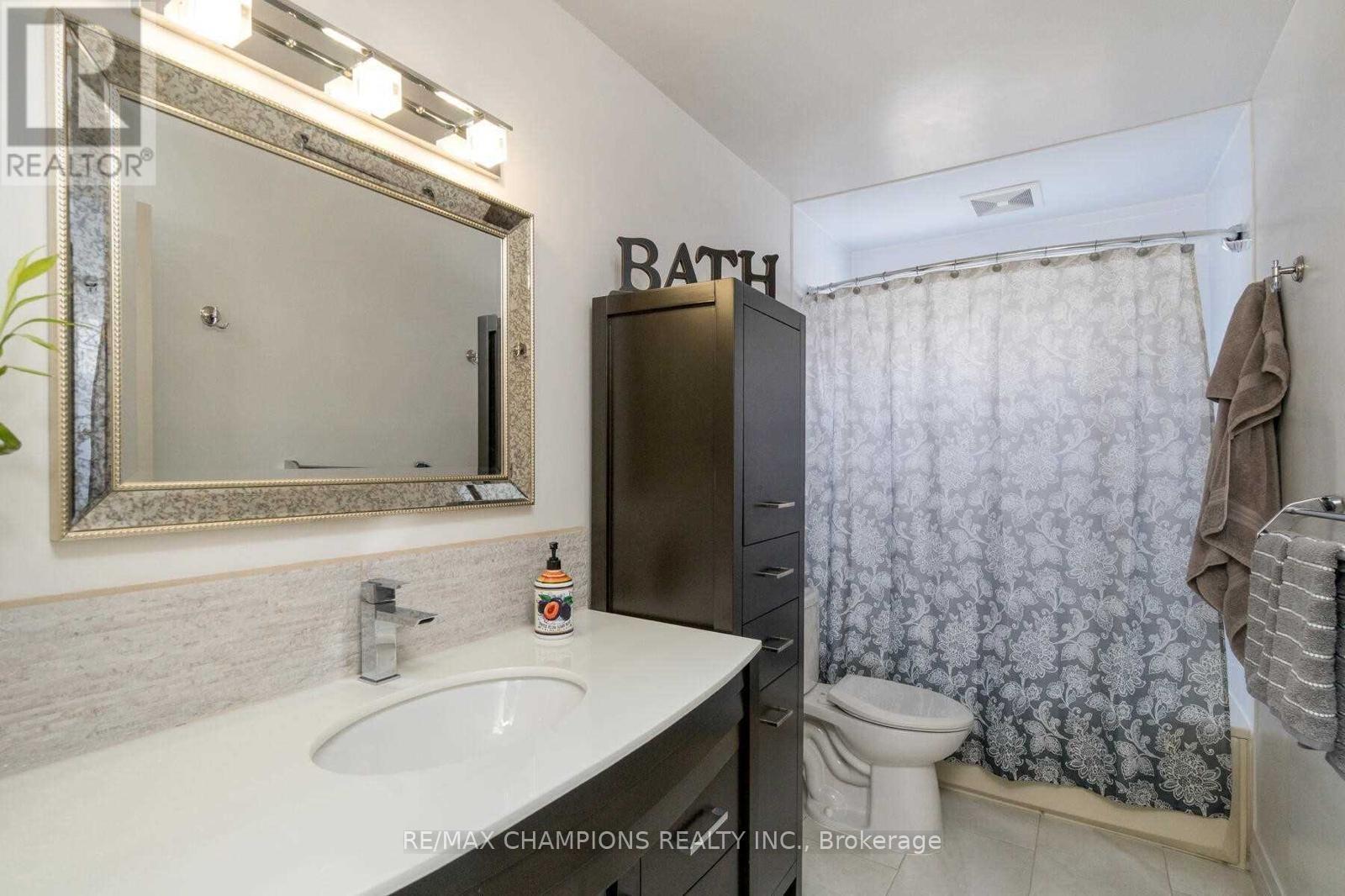 9 Mackay Street S, Brampton, Ontario  L6S 3P8 - Photo 7 - W12479562