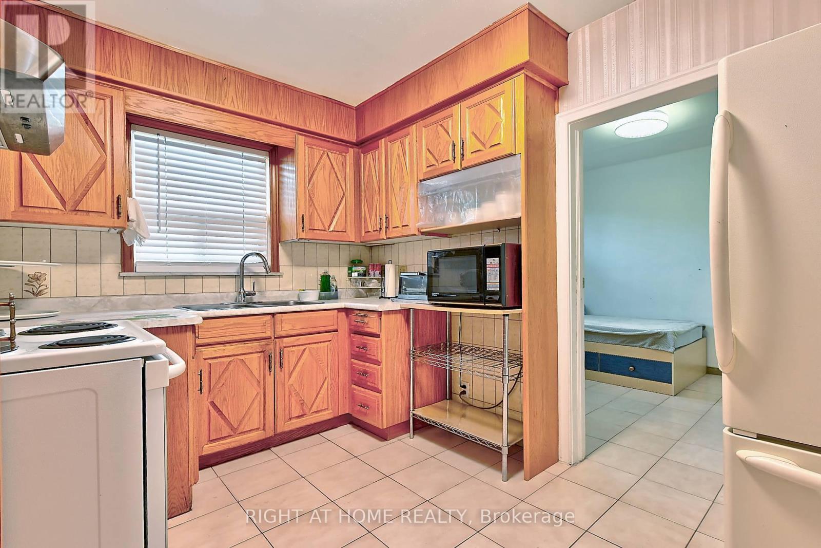 34 William Cragg Drive, Toronto, Ontario  M3M 1T9 - Photo 4 - W12479572