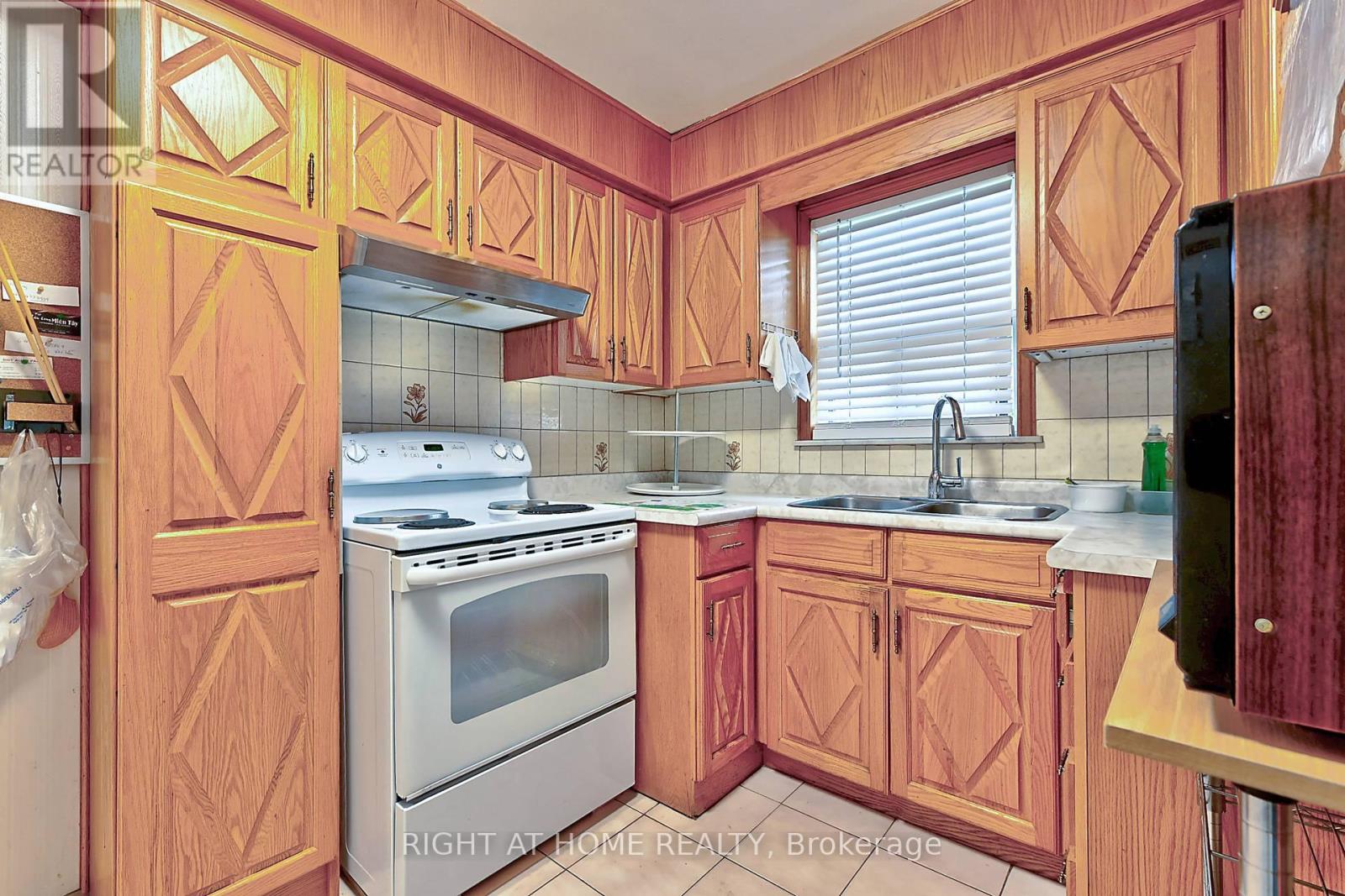 34 William Cragg Drive, Toronto, Ontario  M3M 1T9 - Photo 5 - W12479572