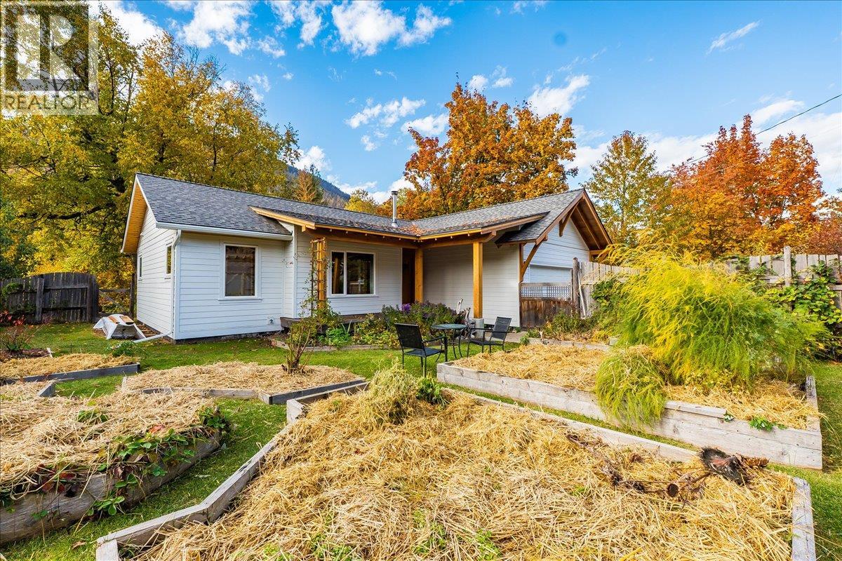 603 Main Street, Slocan, British Columbia  V0G 2C0 - Photo 5 - 10366517