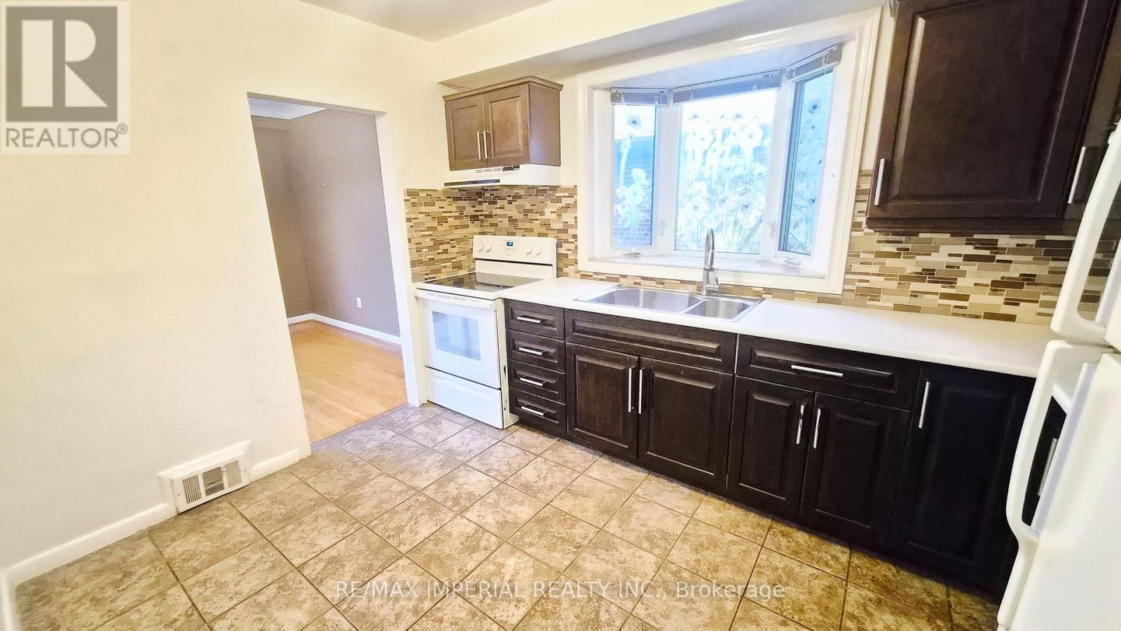 422 Lynett Crescent, Richmond Hill, Ontario  L4C 2V7 - Photo 2 - N12479597