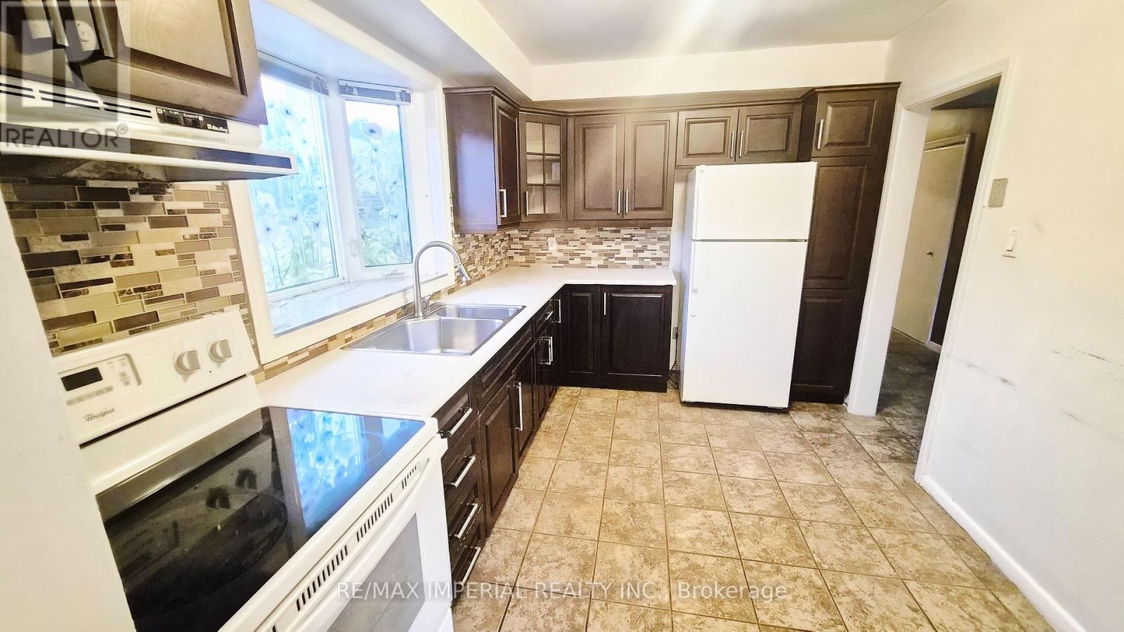 422 Lynett Crescent, Richmond Hill, Ontario  L4C 2V7 - Photo 3 - N12479597