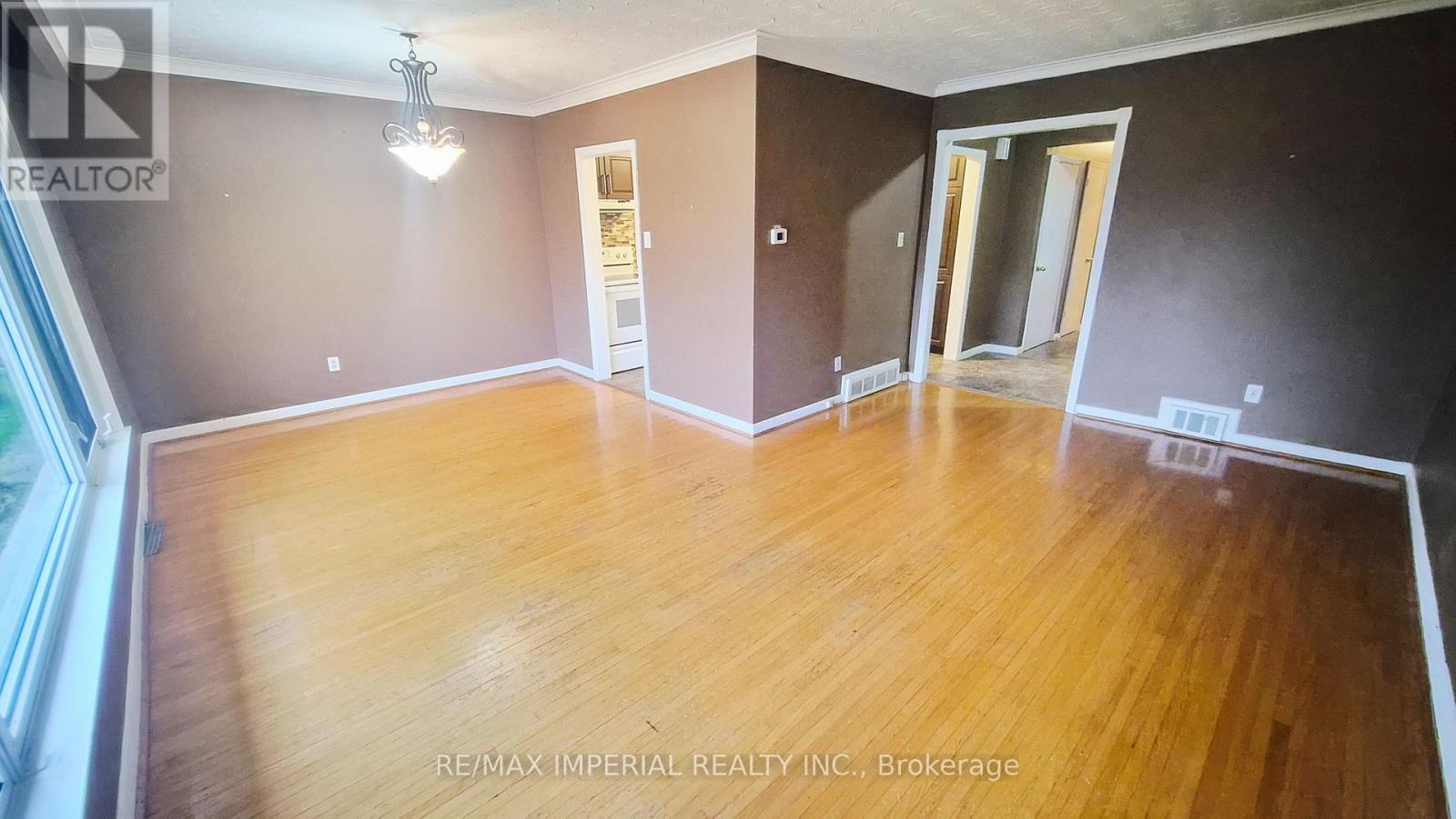 422 Lynett Crescent, Richmond Hill, Ontario  L4C 2V7 - Photo 4 - N12479597