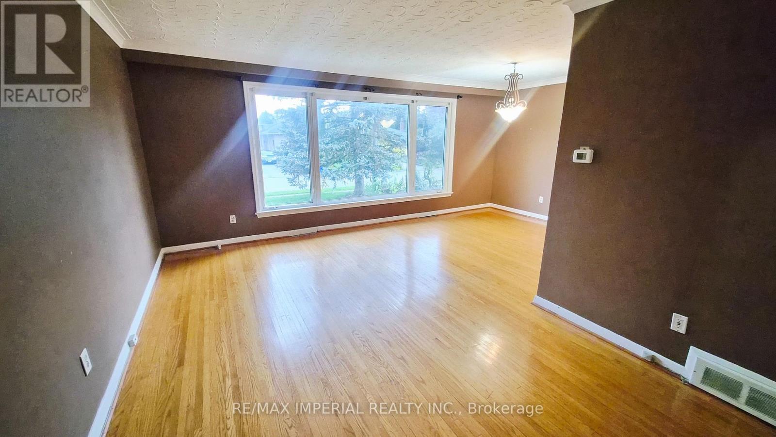 422 Lynett Crescent, Richmond Hill, Ontario  L4C 2V7 - Photo 5 - N12479597