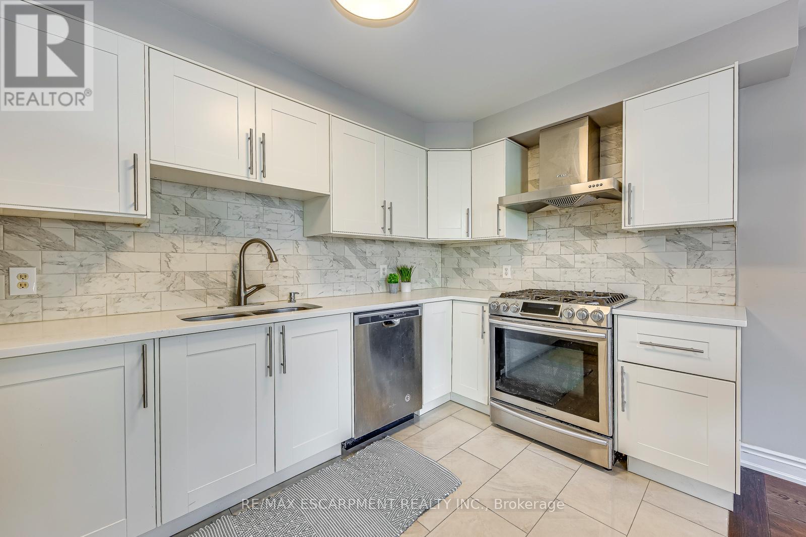 5183 Fernbrook Court, Burlington, Ontario  L7L 6J5 - Photo 11 - W12479583
