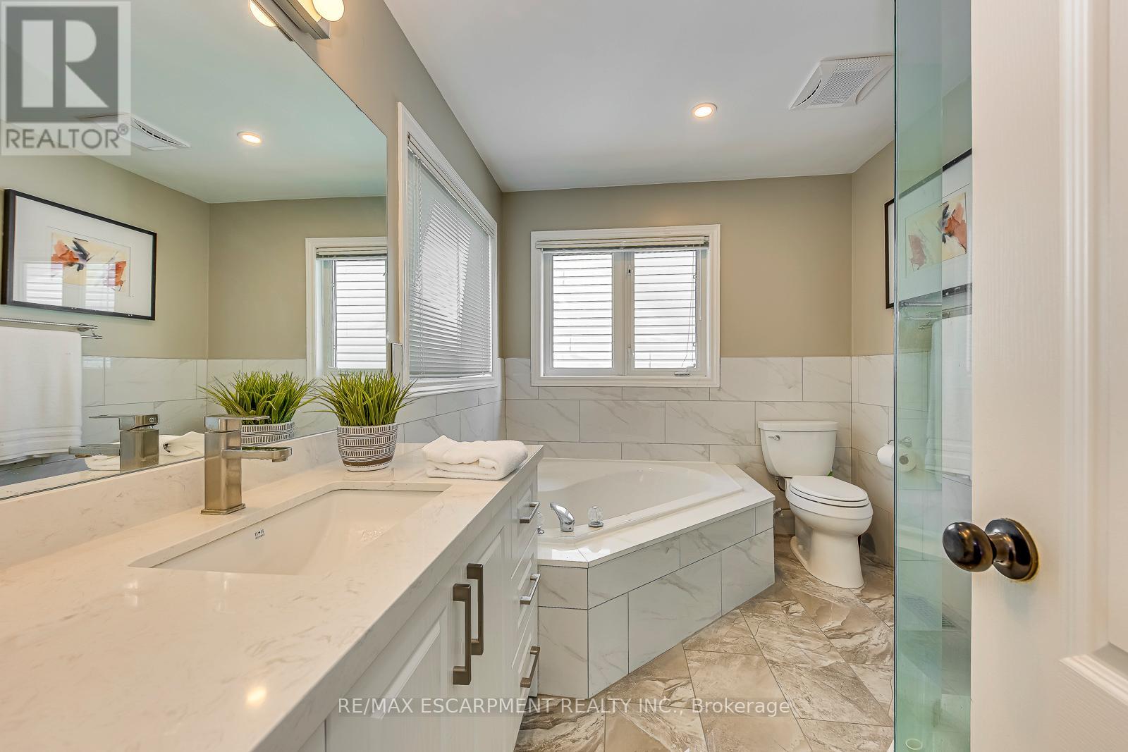 5183 Fernbrook Court, Burlington, Ontario  L7L 6J5 - Photo 22 - W12479583