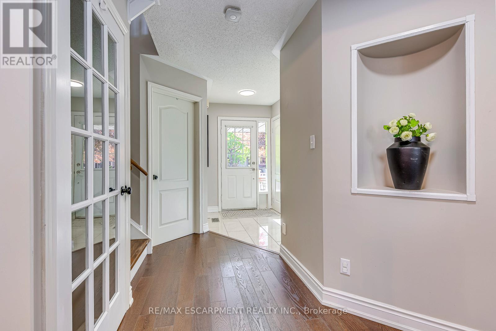 5183 Fernbrook Court, Burlington, Ontario  L7L 6J5 - Photo 4 - W12479583