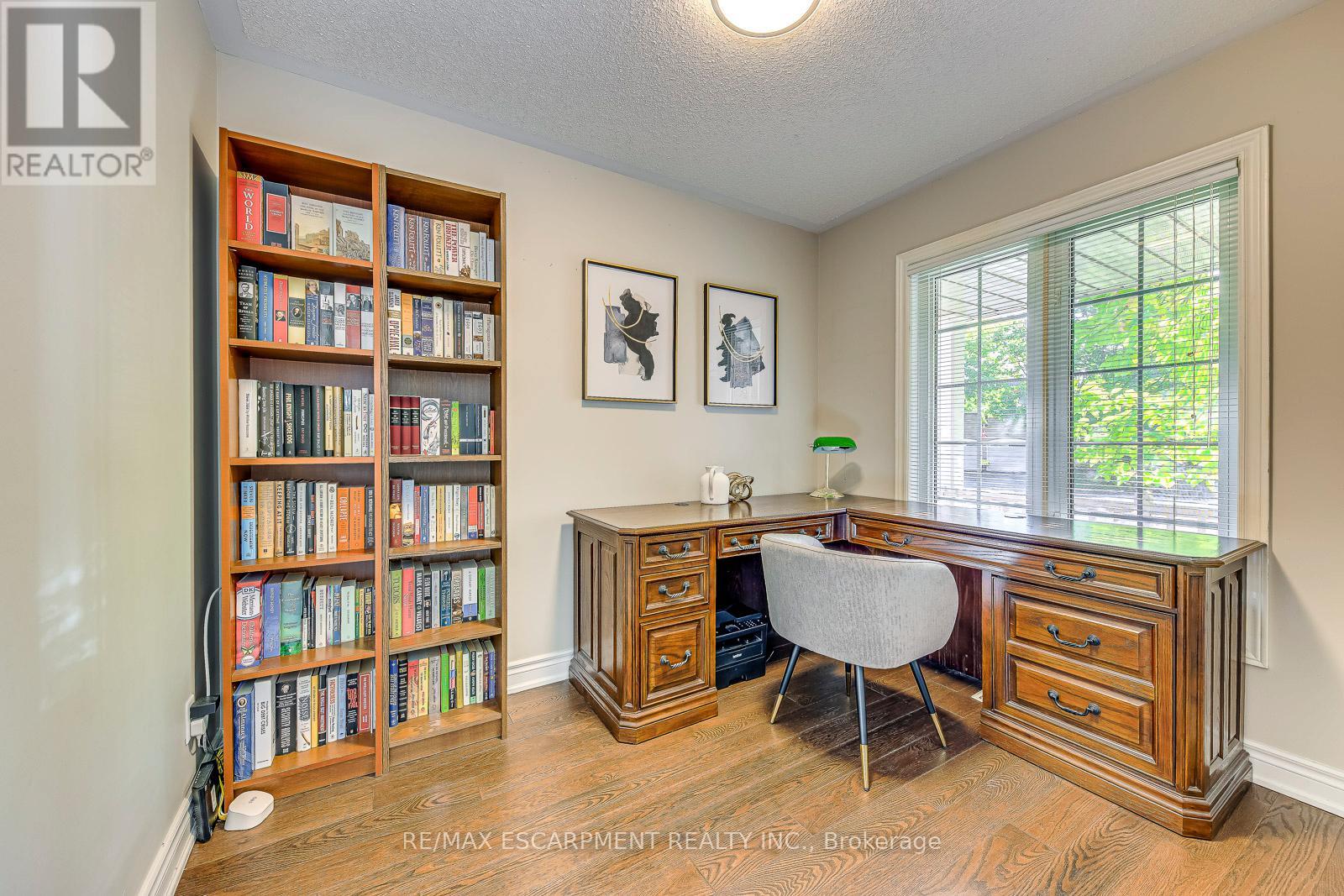 5183 Fernbrook Court, Burlington, Ontario  L7L 6J5 - Photo 5 - W12479583