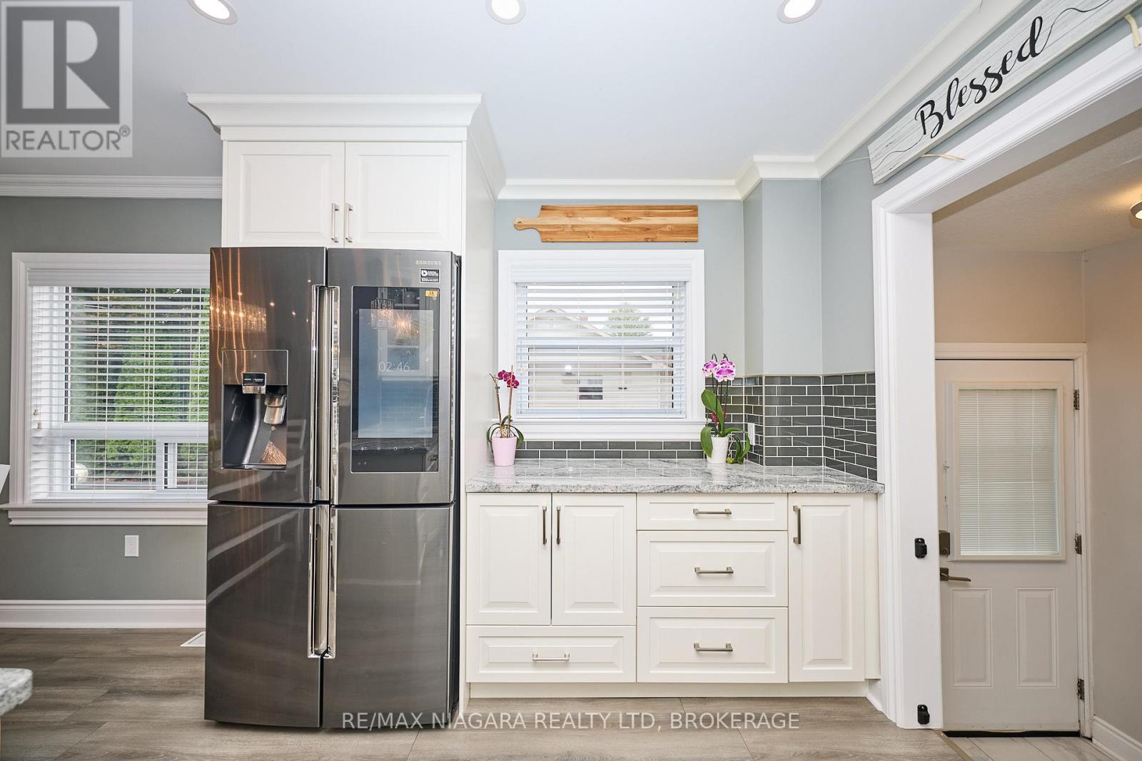 5667 Montrose Road, Niagara Falls, Ontario  L2H 1K9 - Photo 9 - X12371226