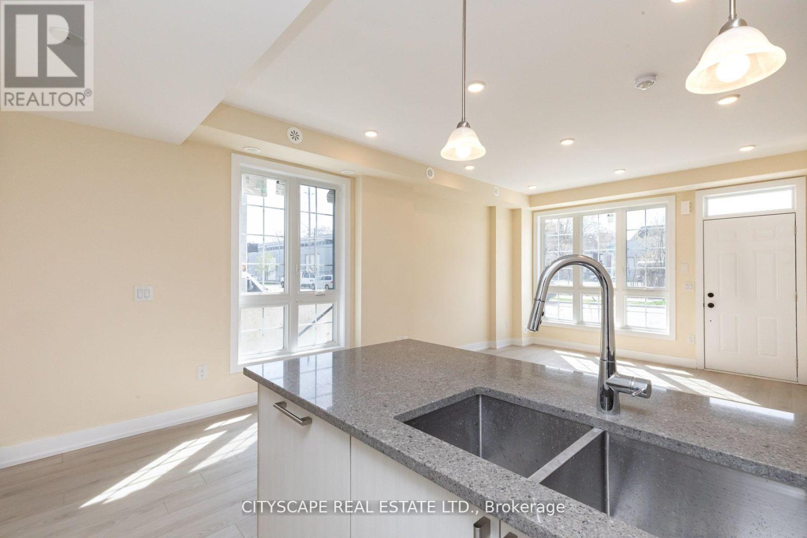 28 - 3 Elsie Lane, Toronto, Ontario  M6P 0B8 - Photo 8 - W12479613