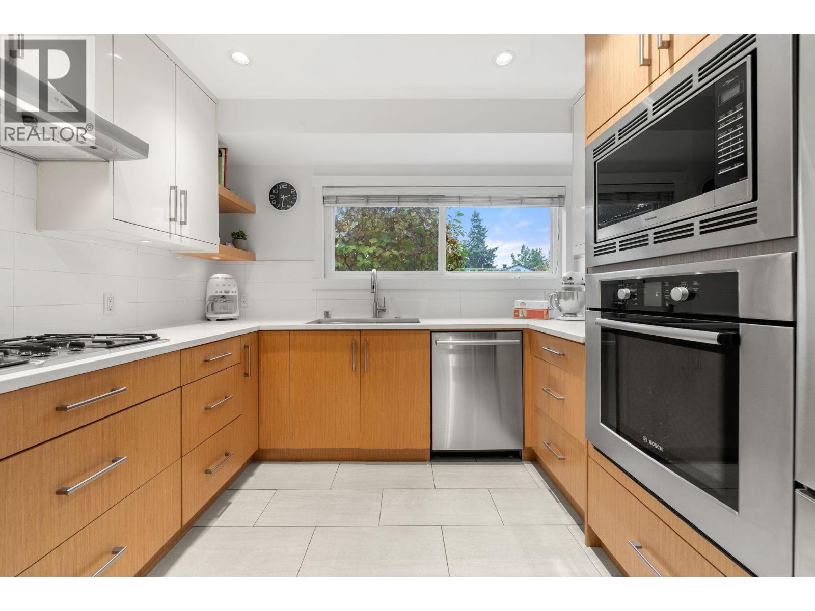 1155 Tatlow Avenue, North Vancouver, British Columbia  V7P 2Z4 - Photo 10 - R3061433